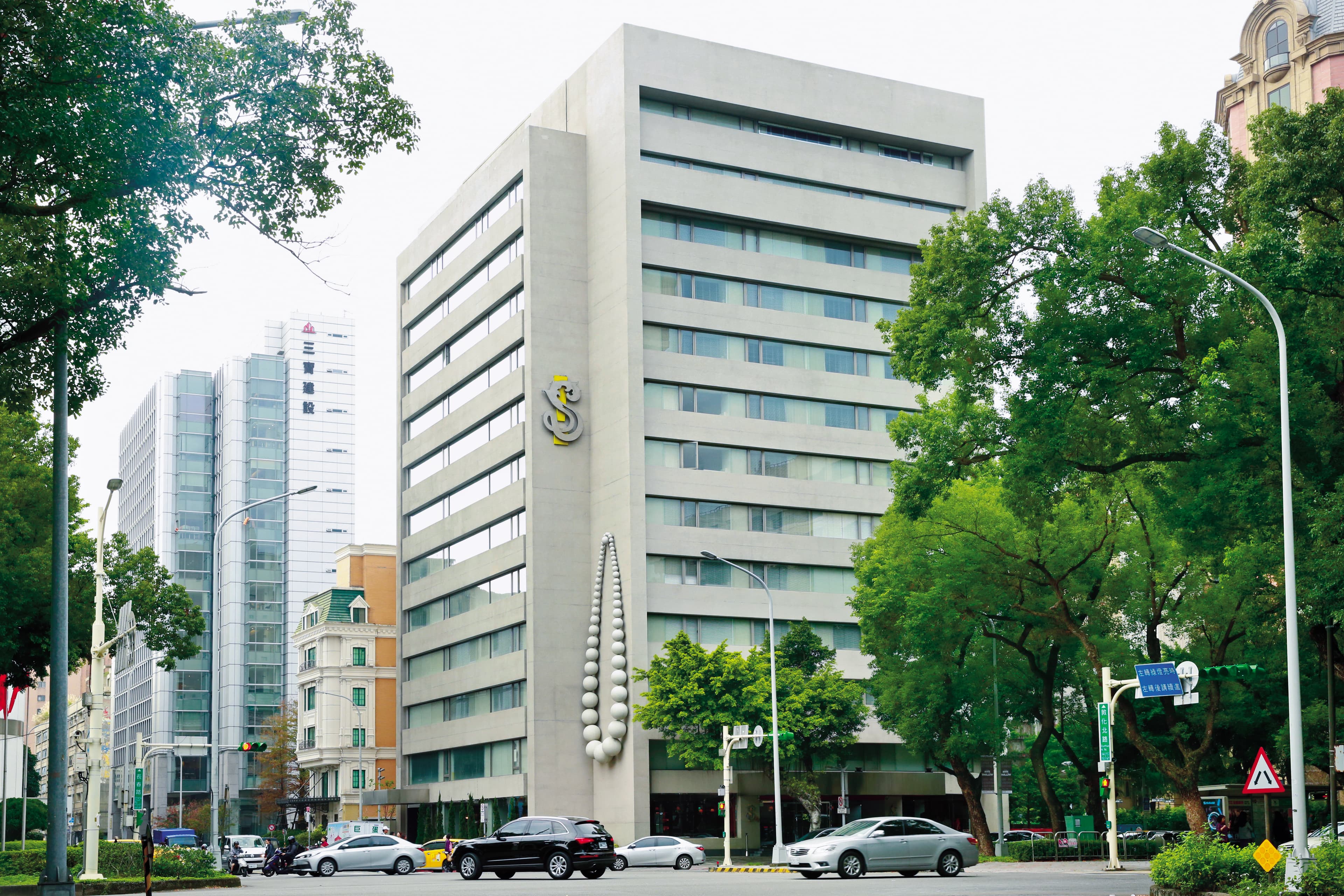 S Hotel現在承租保證人仍是S媽,甚至多次收到未繳租金的存證信函。