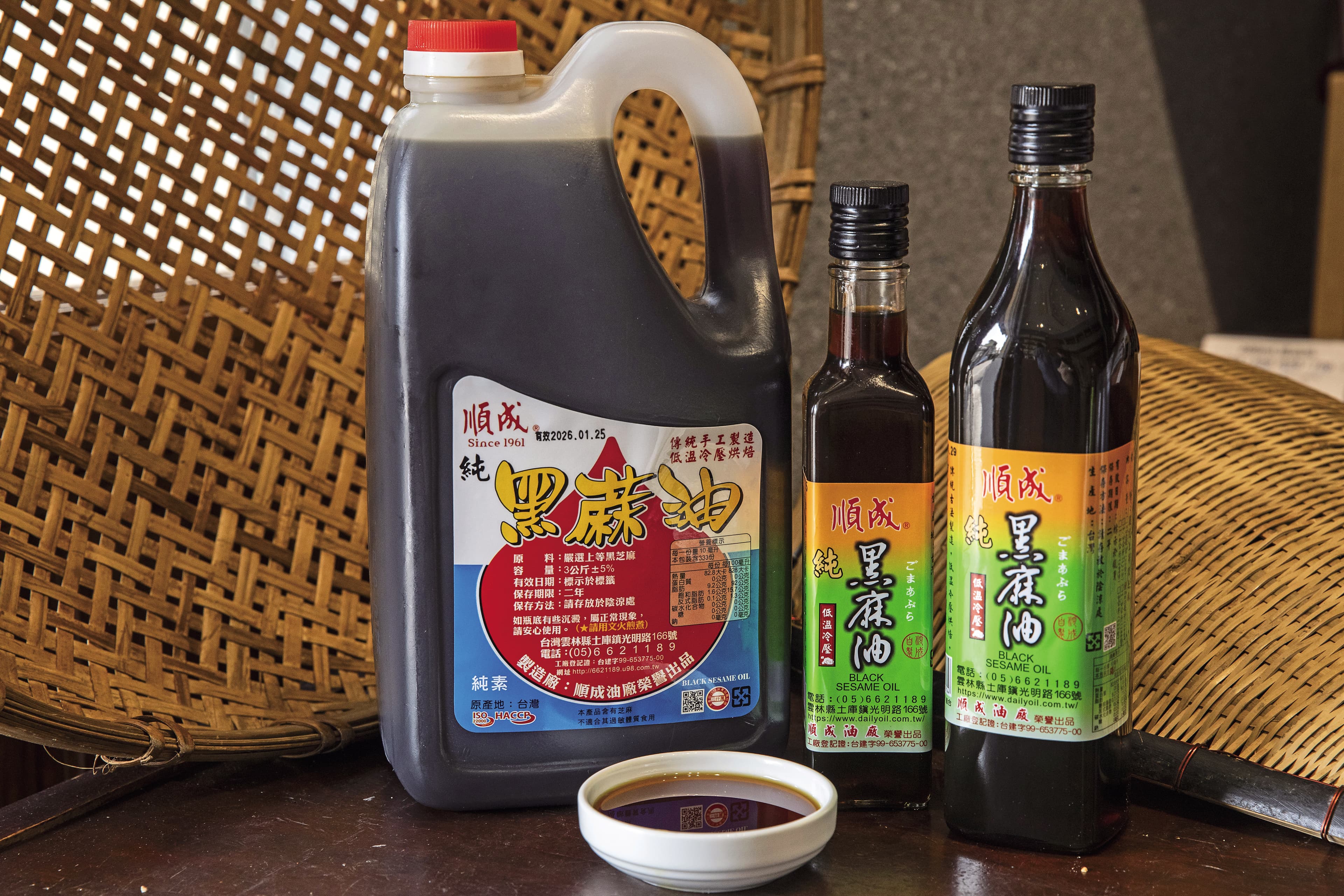 順成黑麻油經炒焙、冷壓榨油,味道濃厚。(左起冷壓純黑麻油,1,250元/3公斤;第一道頂級黑麻油頭,230元/250ml;330元/560ml)