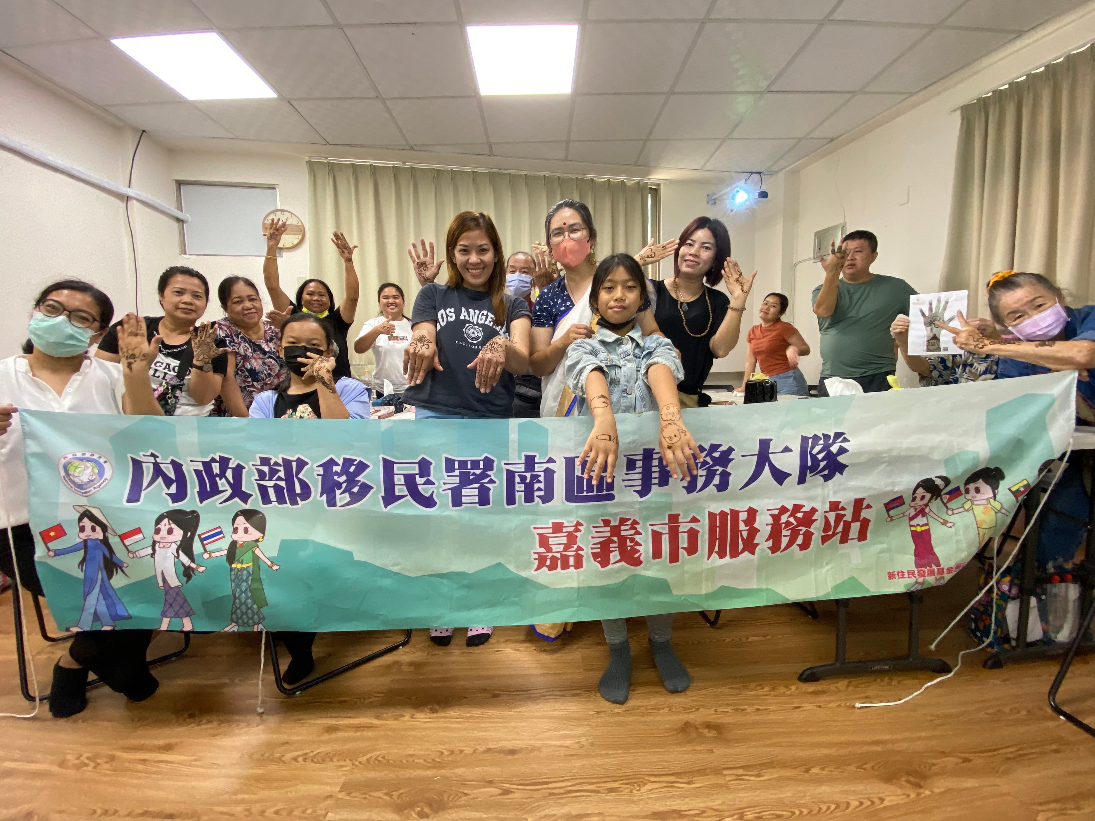 大家一起展示自己的作品。(移民署提供)