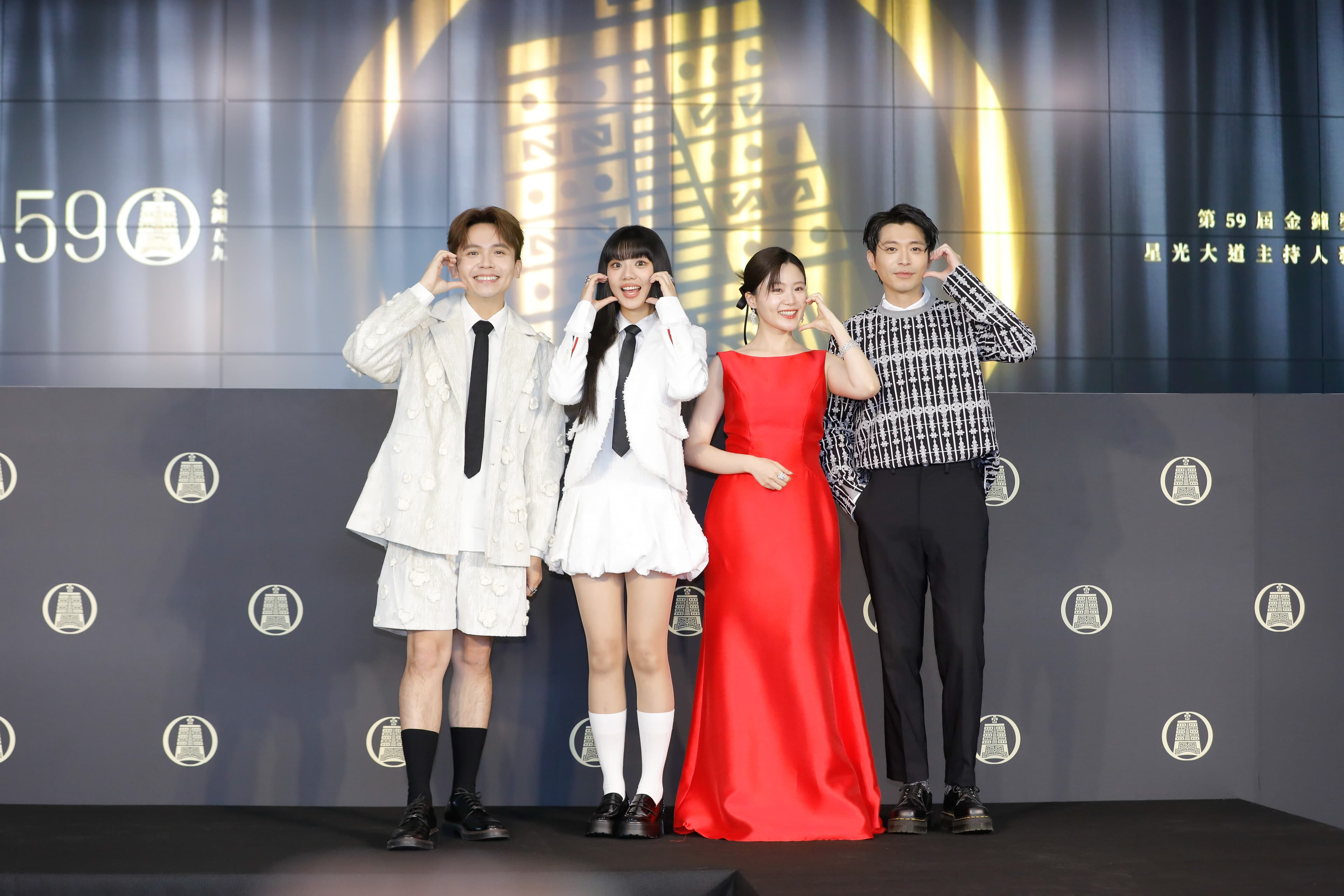 楊小黎(右2)搭檔侯彥西(右)主持金鐘戲劇類星光大道。