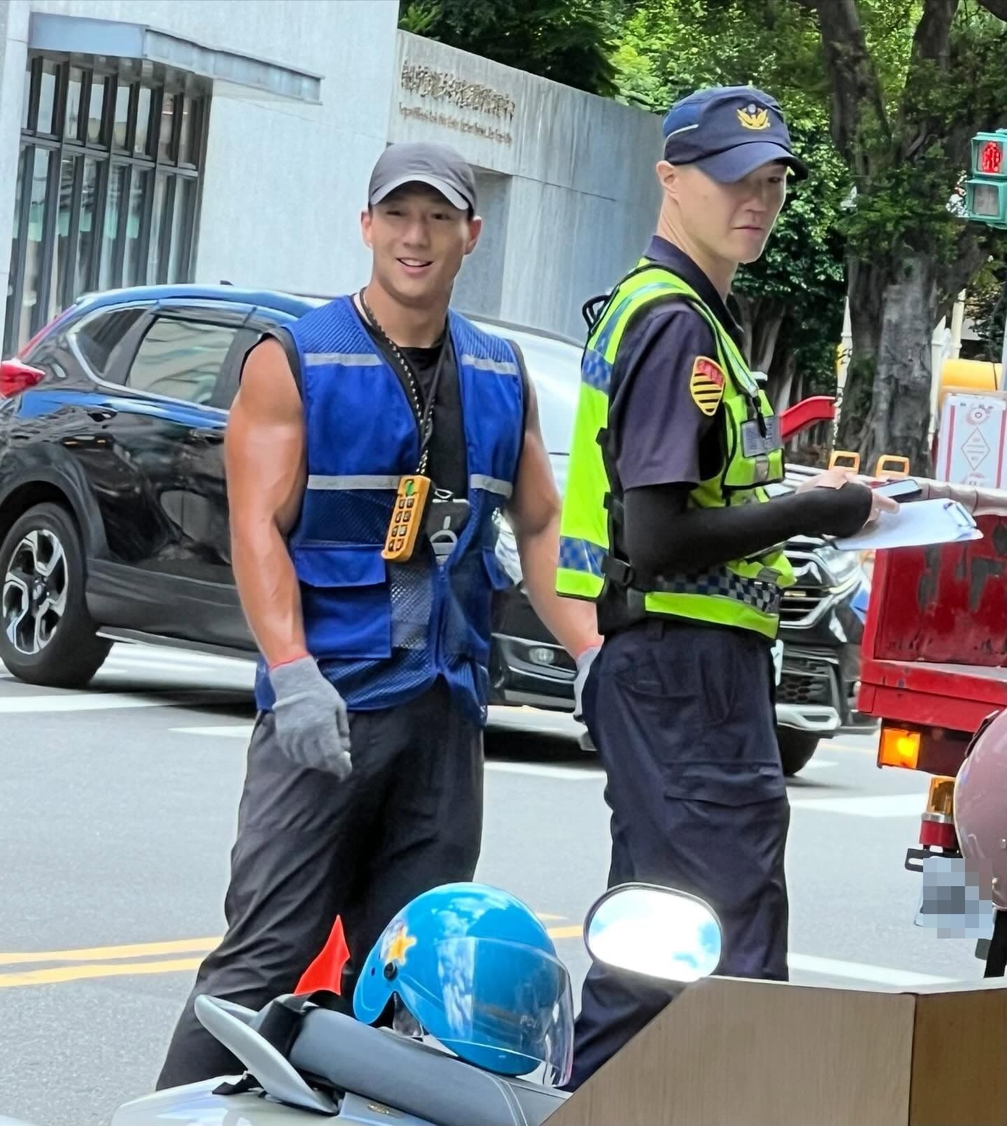 新北三重一位機車拖吊司機,因長相神似藝人王陽明及韓星蘇志燮,加上一身黝黑肌肉,路邊搬運機車時被民眾拍下PO網爆紅。(翻攝自爆廢公社)