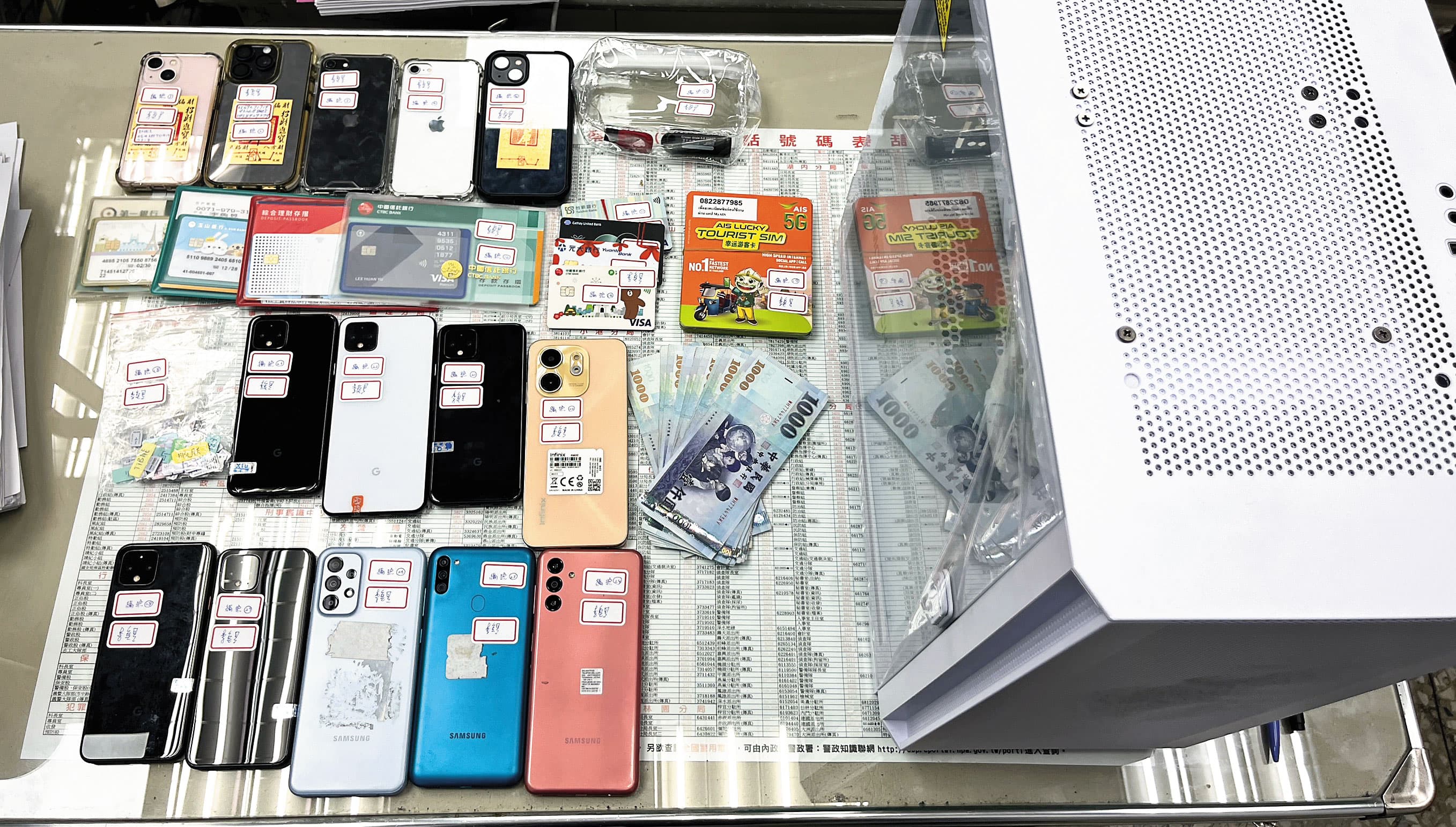 檢警從水房查扣大量手機、漫遊門號及泰國當地銀行存摺,發現該集團已洗錢超過200億元。(翻攝畫面)