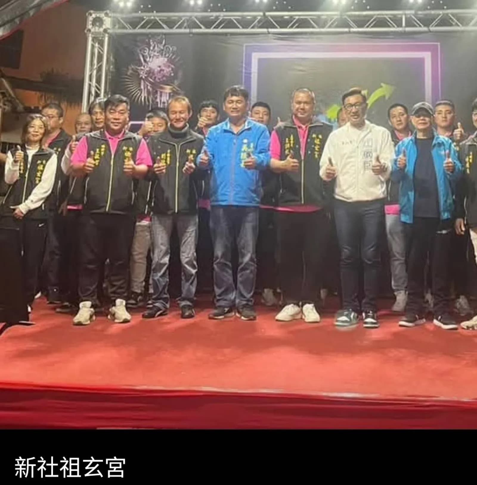 事件也在傳播圈引發震撼，多名女子陸續出面指控，王男（前排左一）長期以相同手法犯案。（翻攝自祖玄宮網頁）
