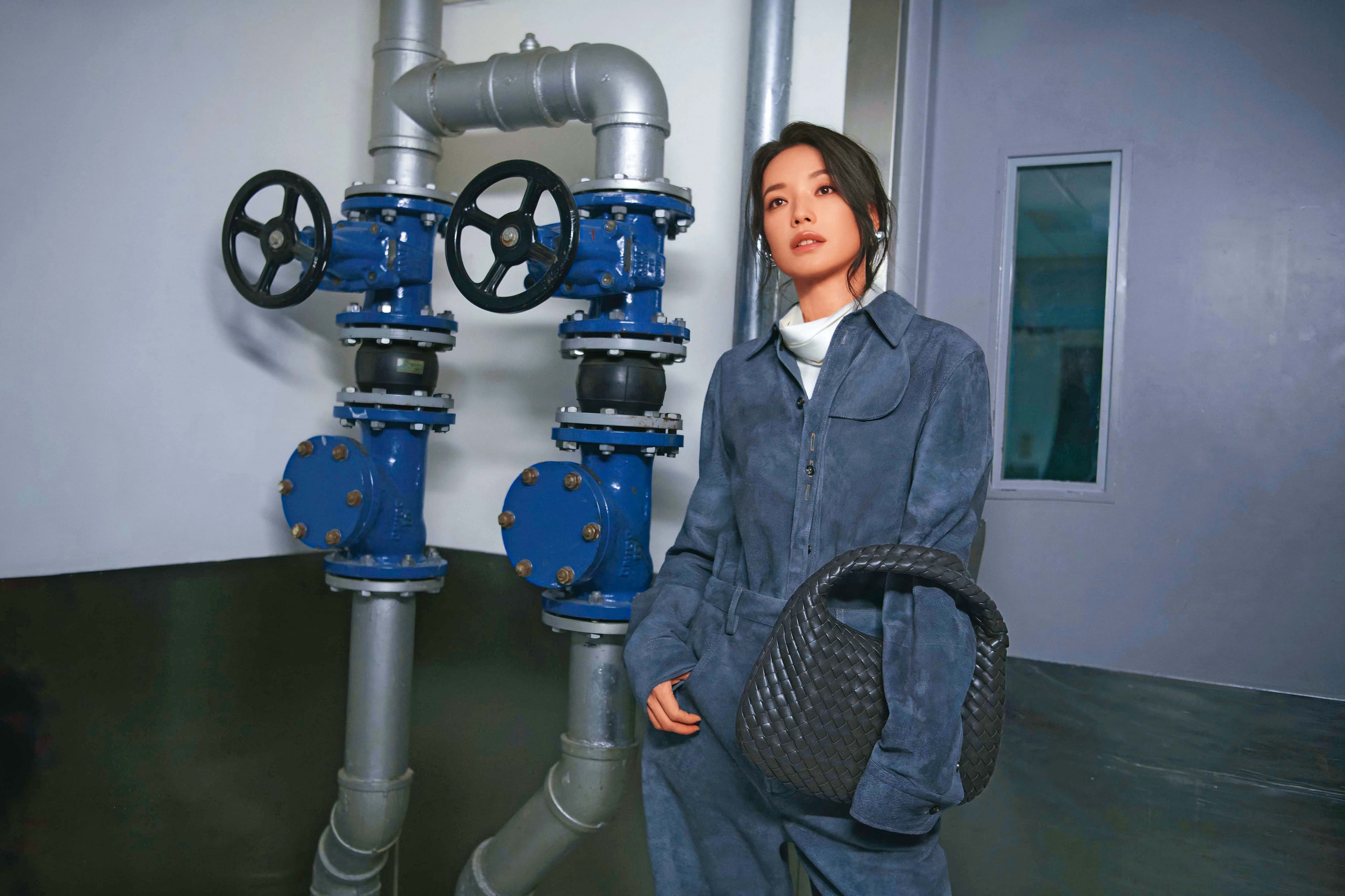 舒淇穿著秋冬服裝詮釋Veneta咖啡色小型包款。NT$136,500(BOTTEGA VENETA提供)