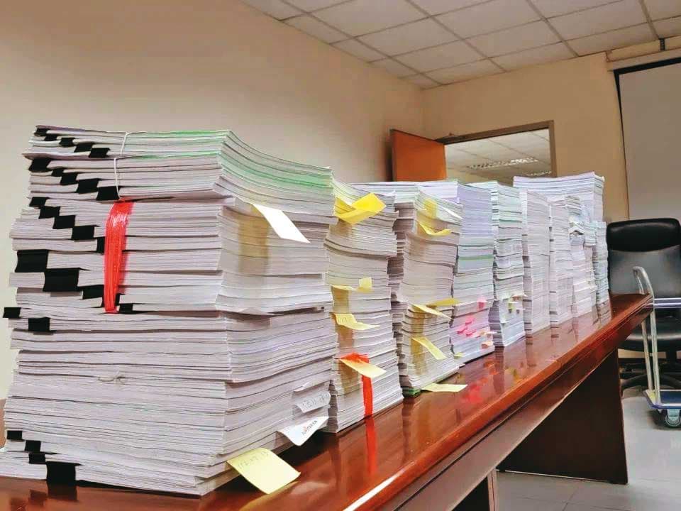 南檢調查力暘案共發動6波大搜索，扣得267件申請計畫書及現金3,780萬元等，滿桌卷證，相當驚人。（檢方提供）