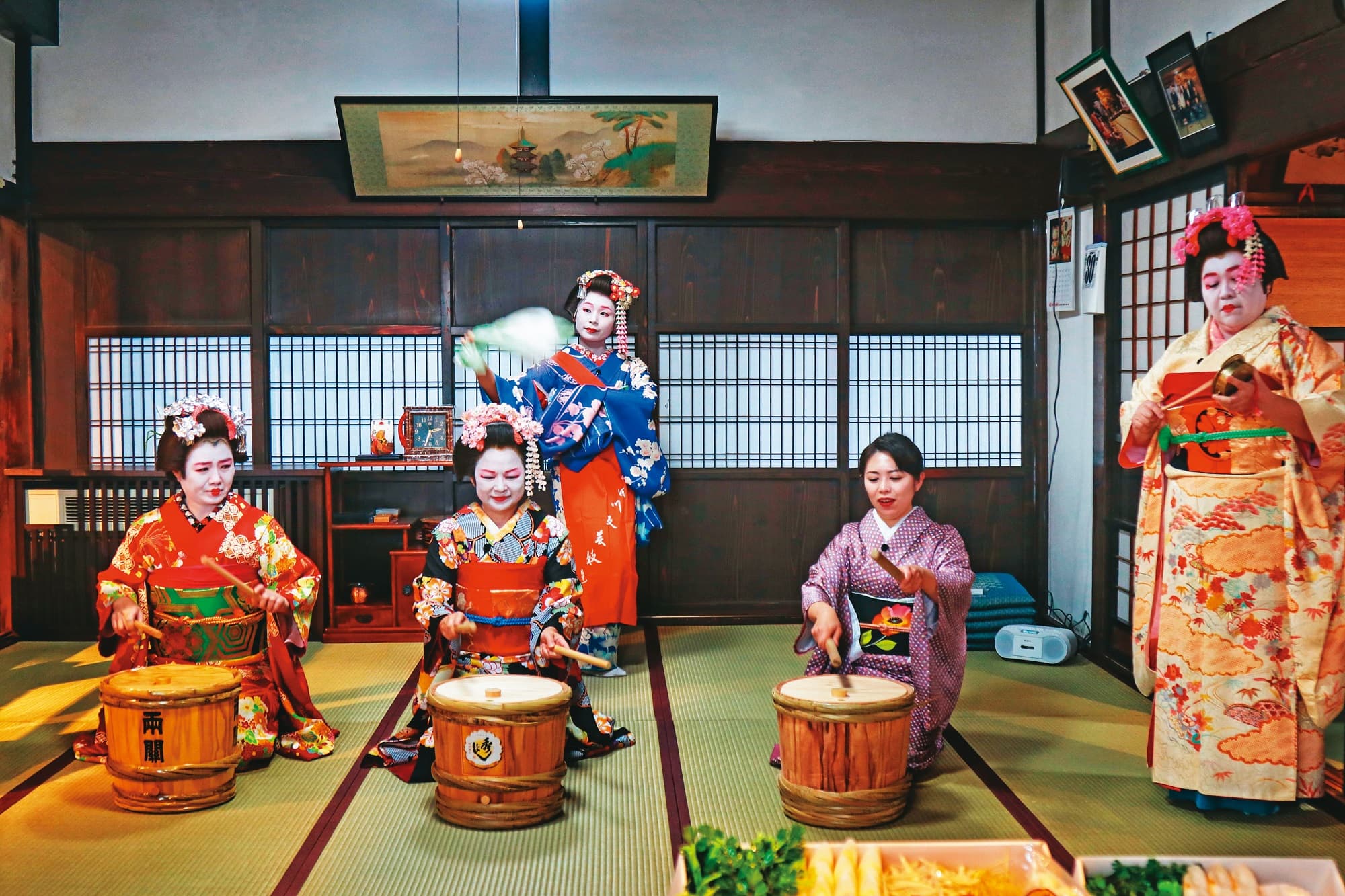 嚴藝文(左1)、楊貴媚(左2)與鍾欣凌(右1)在秋田練習打太鼓,體驗藝伎行程。(桂田文創提供)