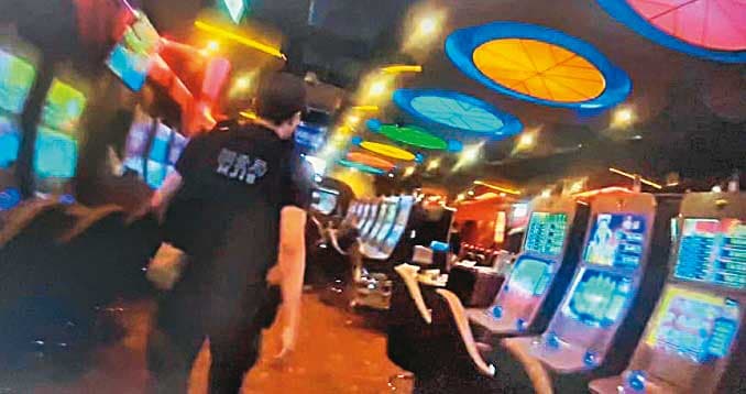 檢警調在今年四月有所突破,於荃冠集團旗下遊藝場內逮獲賭客,進而揭發貪警收賄內幕。(新竹地檢署提供)