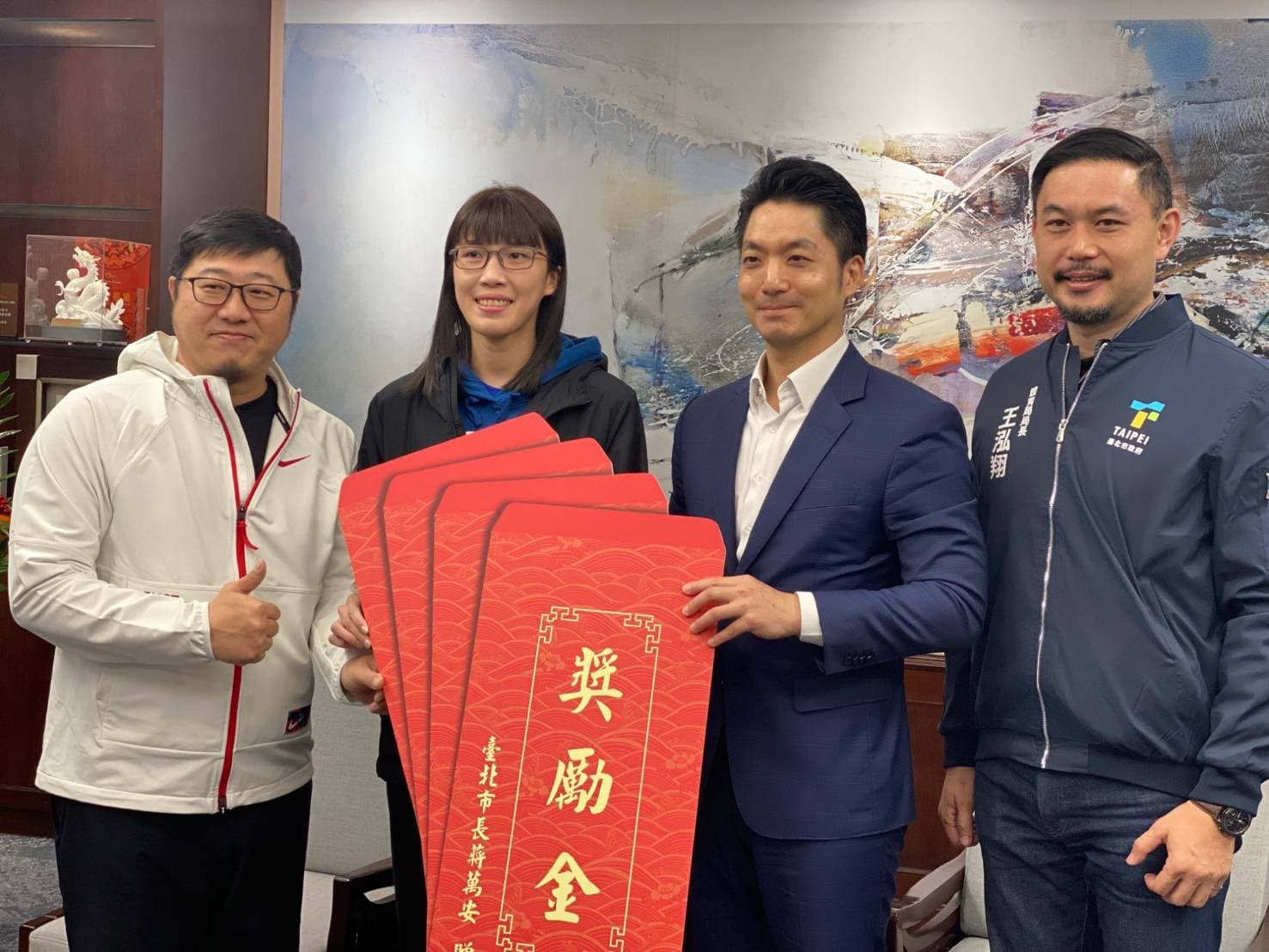 台灣拳擊女將黃筱雯勇奪世界拳總年終賽女子54公斤級金牌,北市長蔣萬安今日接見她並頒贈10萬元勉勵金。(北市體育局提供)
