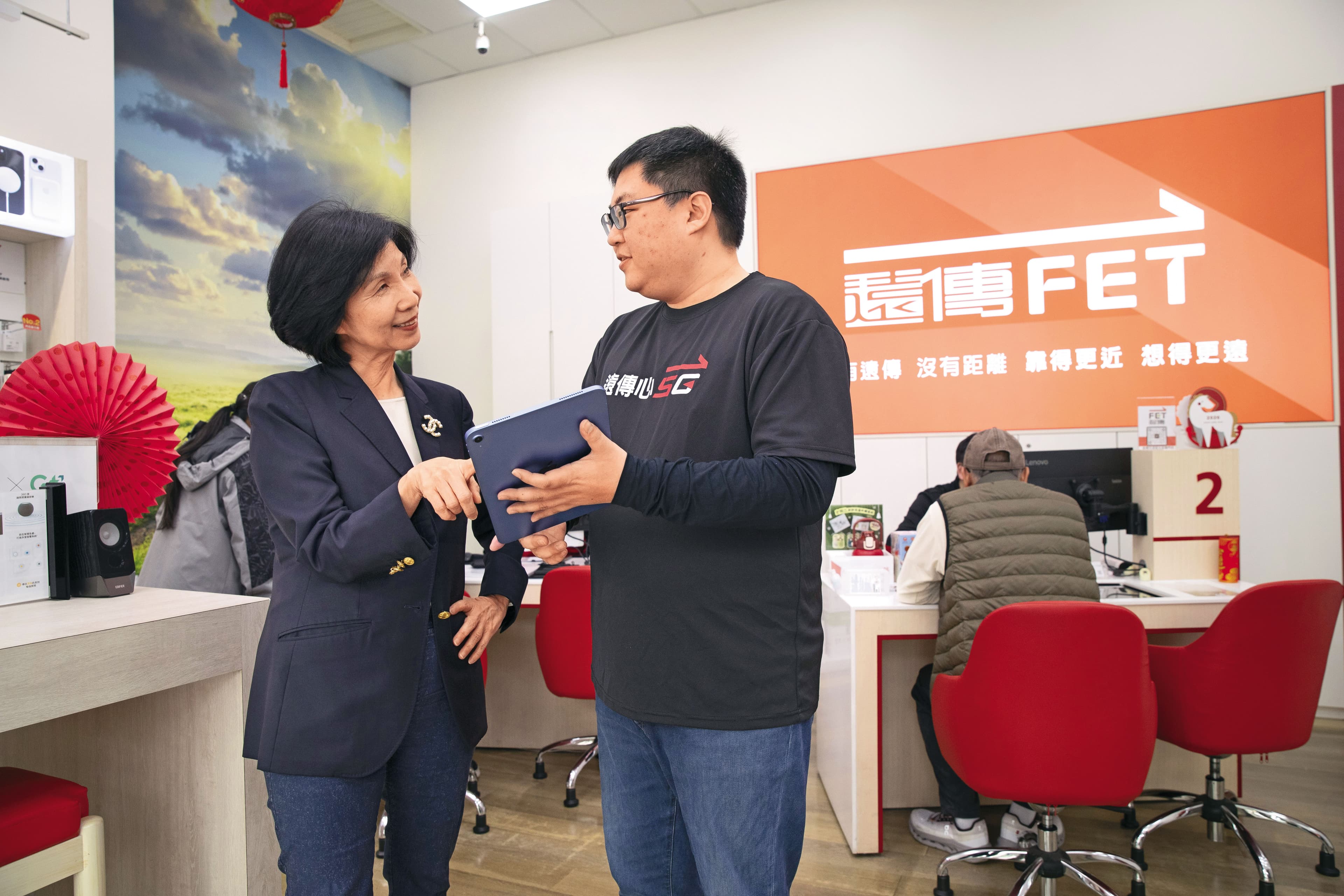 遠傳電信總經理井琪(左)花費相當心力了解員工,也聽取員工意見。