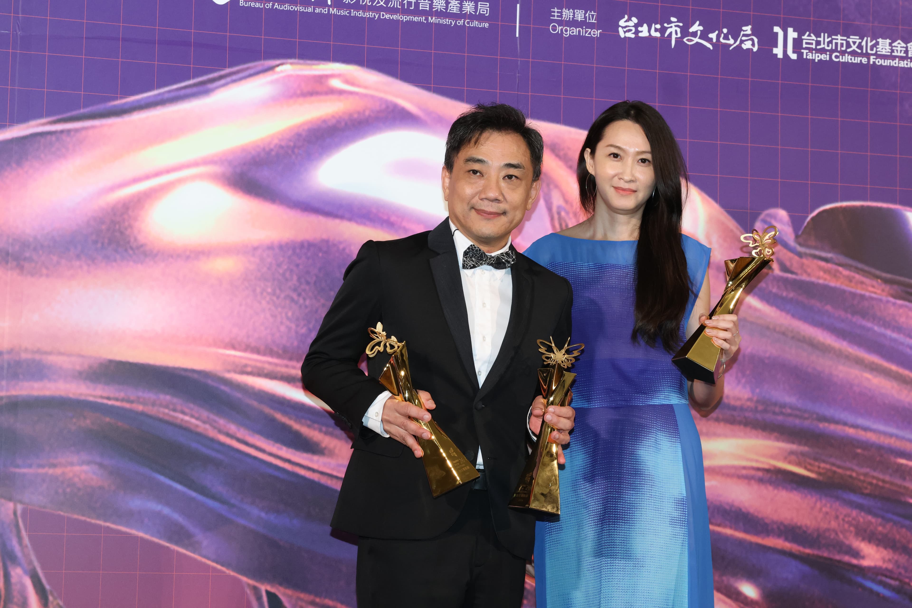 蕭雅全(左)不光得到最佳導演,也與詹毅文(右)一起拿下最佳編劇。