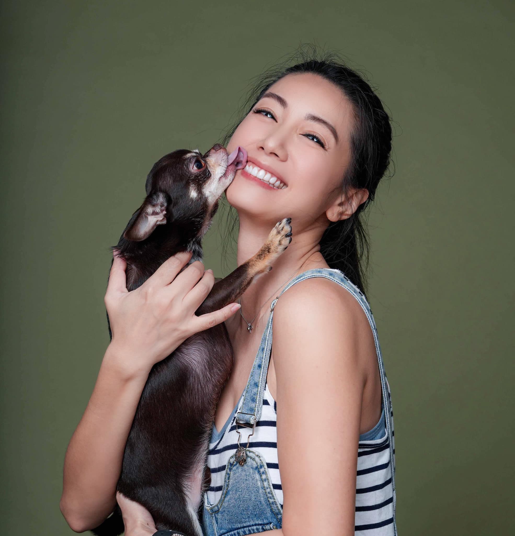 林韋君春風滿面熱戀中,稱愛犬布朗尼給了她當媽的感覺。(翻攝臉書)