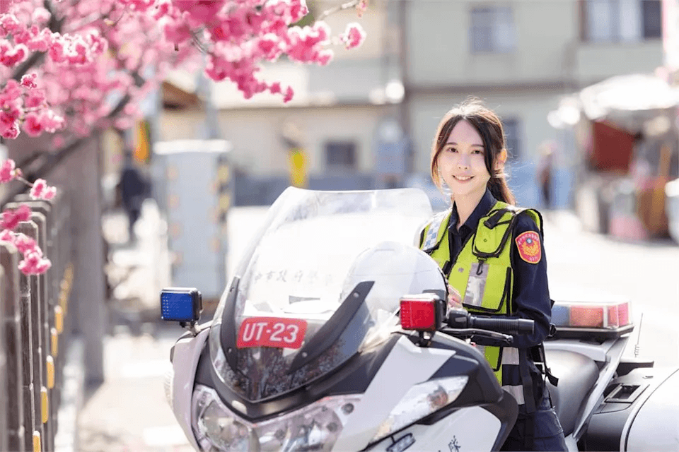 「TCPB 局長室」加碼貼出正妹女警照,引發網友熱議。(翻攝 Threads@tcpb_commissionerTCPB)