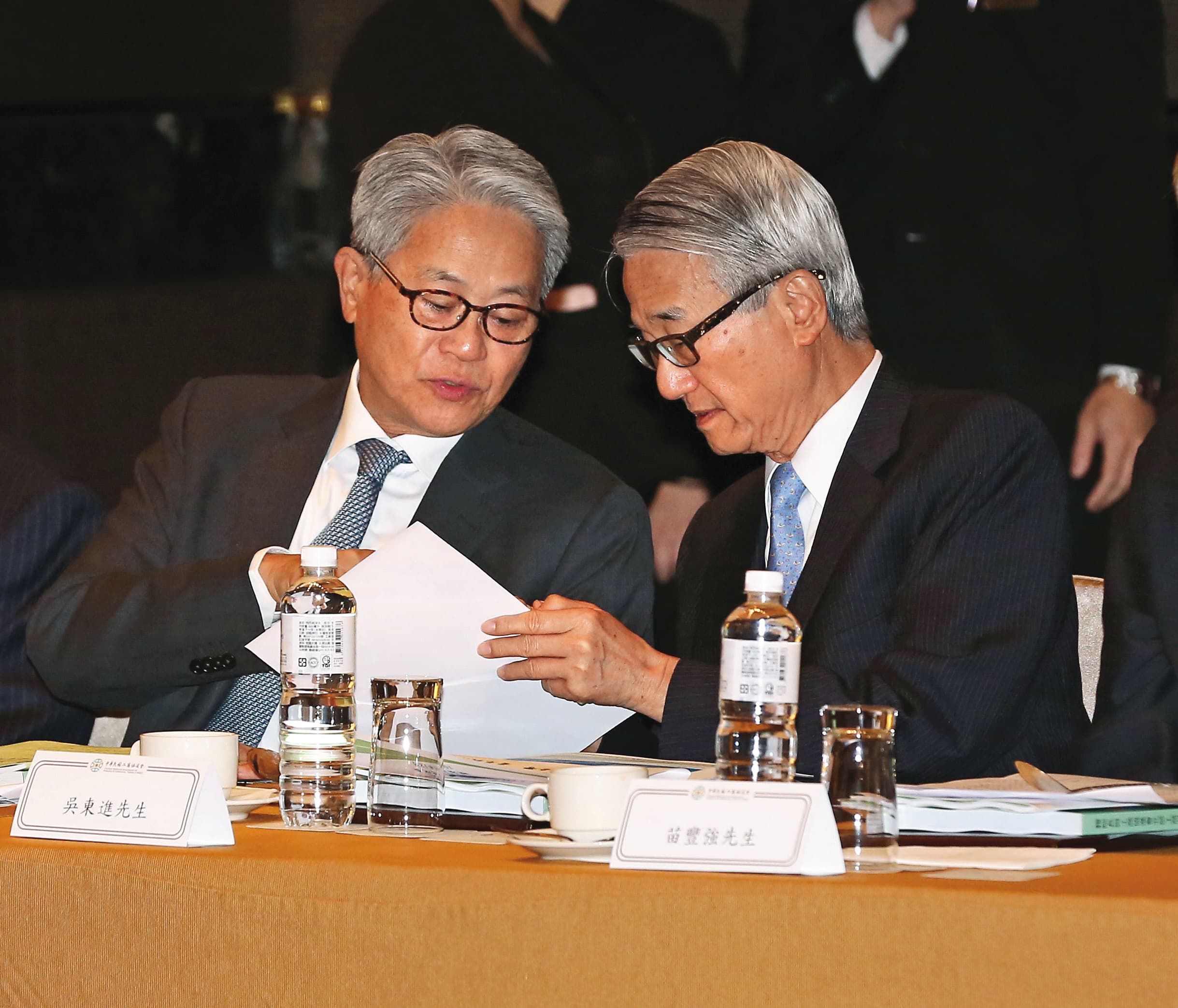 吳東進(右)、吳東亮(左)兄弟在新光三越爭奪戰中各有立場,如今面對陳子婷訴請分產,兄弟是否合作引發關注。