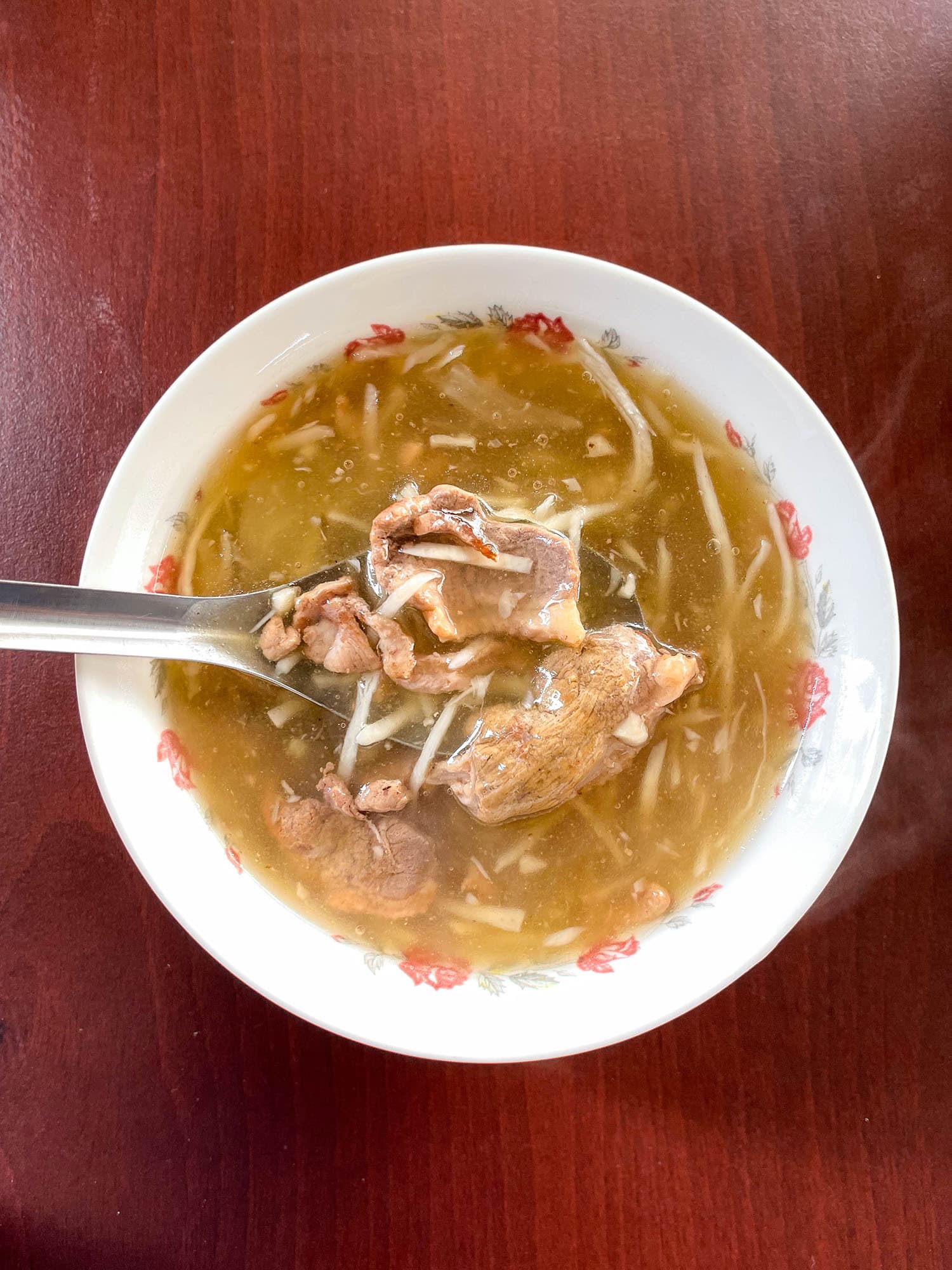 葉桑生炒鴨肉焿的特色是以小鍋炒香而成,帶著淡淡鑊氣,建議添加五印醋與少許辣椒粉享用,使味道層次更豐富。(Michelin提供)