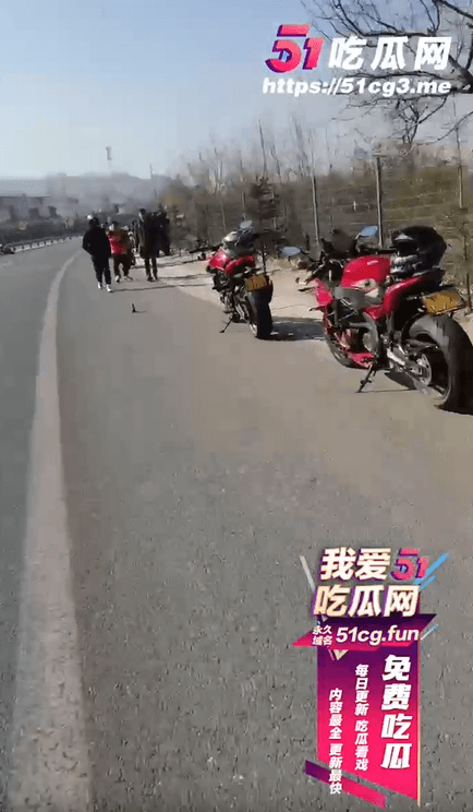 其他車友與民眾在旁圍觀。(翻自《51吃瓜網》)
