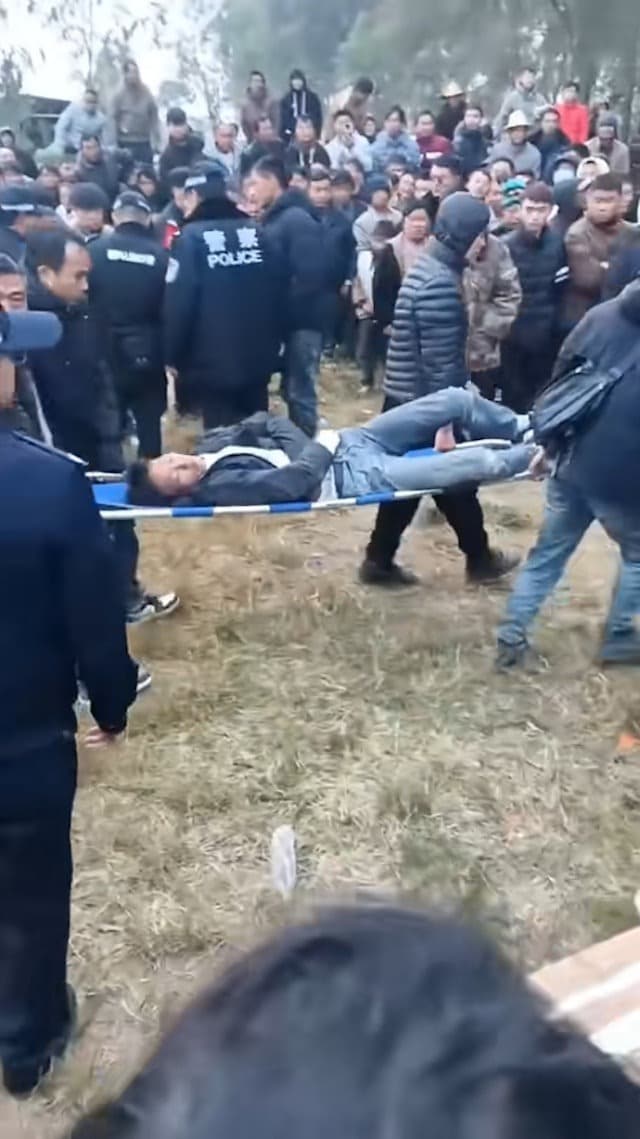 有人鬥毆後受傷。（翻自《極目新聞》）