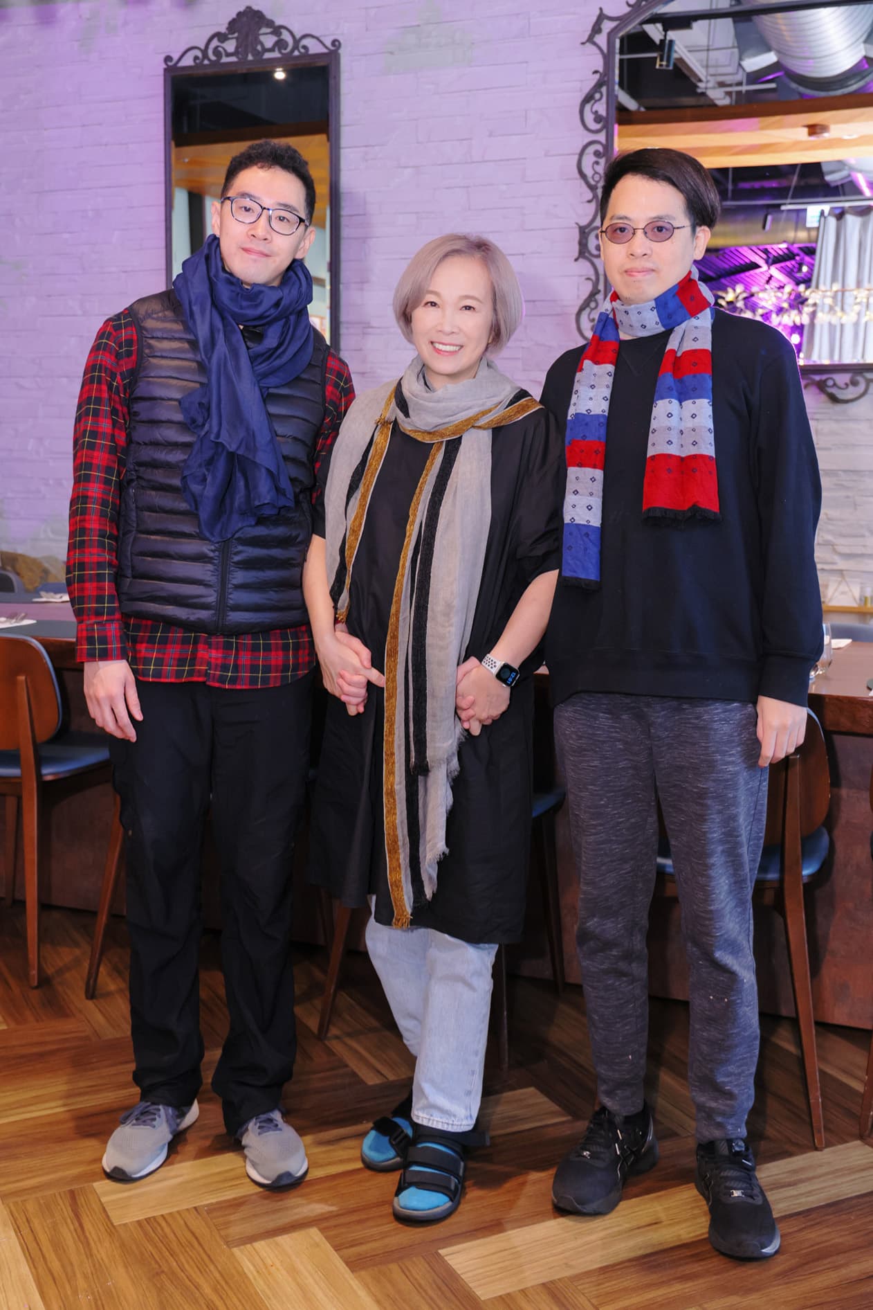 熊美玲(中)與兩個兒子林雨果(左)、林語堂(右)出席記者會。(創客音樂工作室提供)