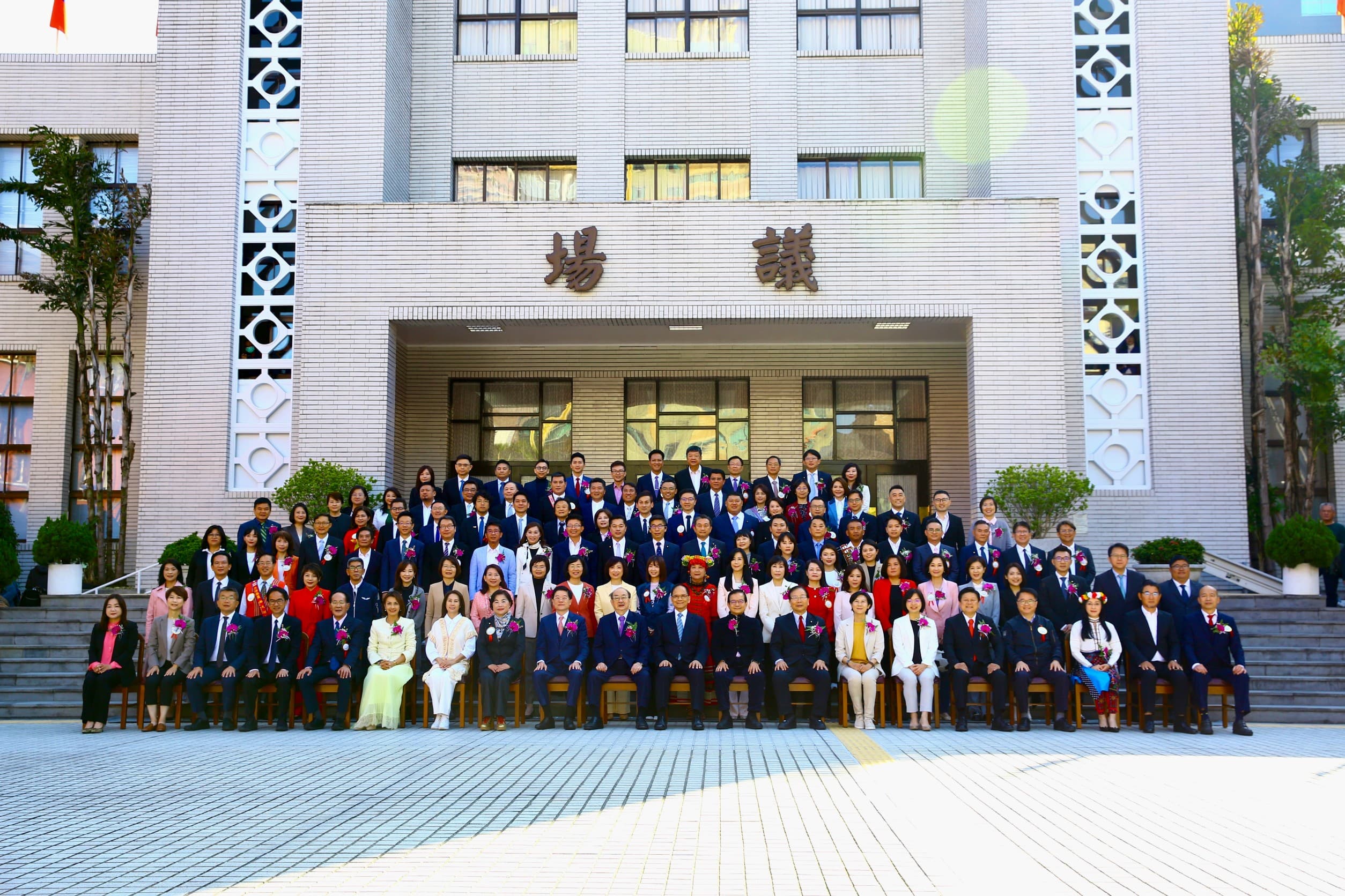 新國會大合照,立委們排排站、坐場面浩大。