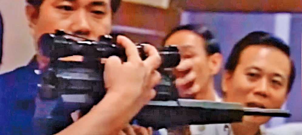 警方逮捕林來福後,召開記者會展示犯案槍枝。(翻攝東森新聞)