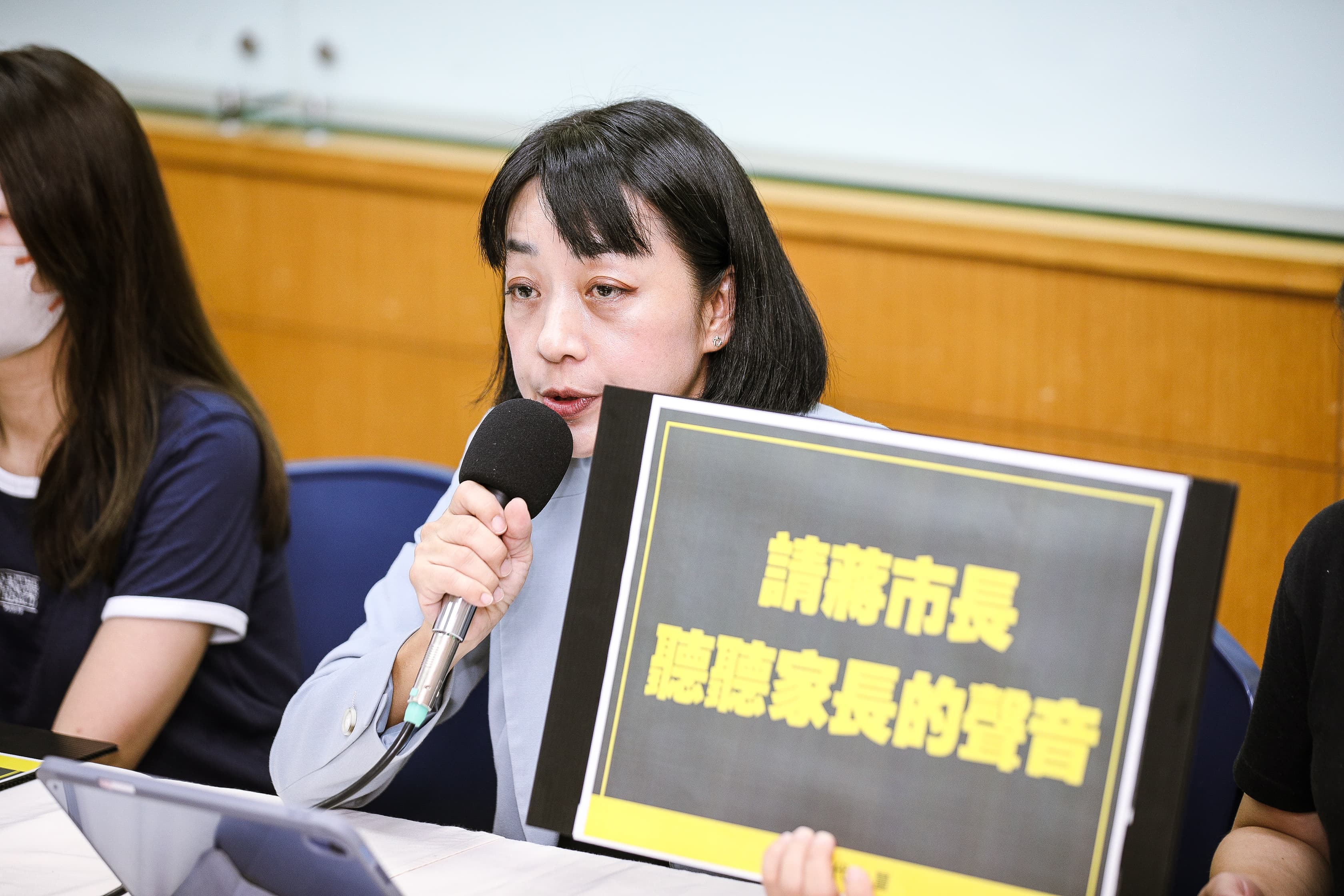 王婉諭今日偕同啟明學校多位家長召開記者會。（鏡報鄒保祥攝）