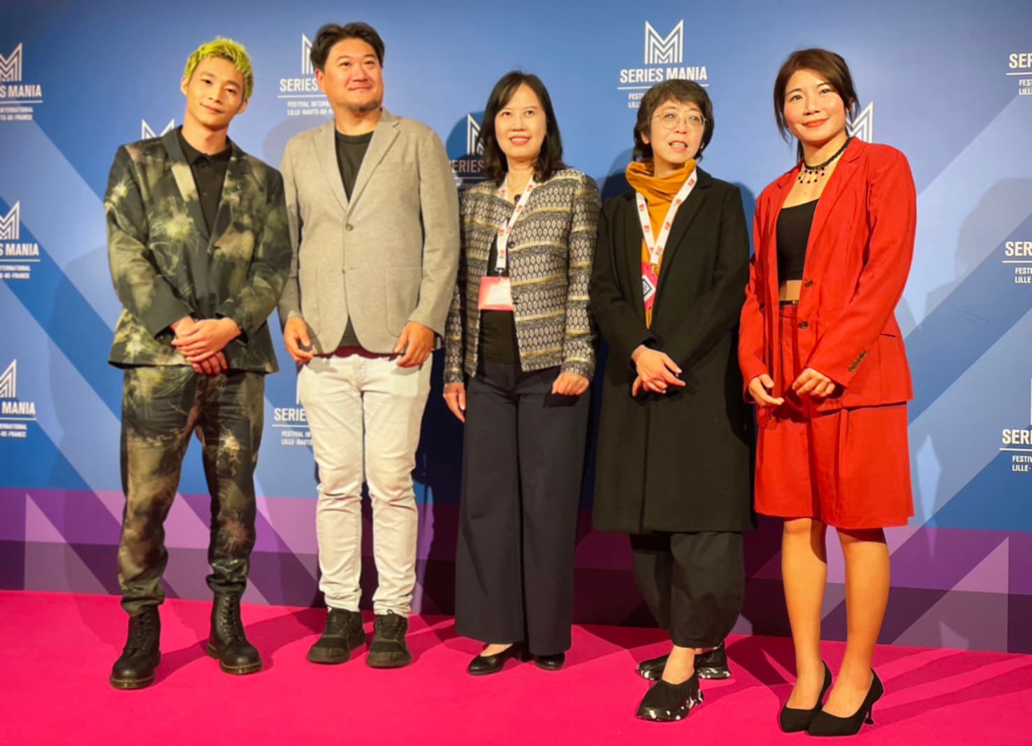 《聽海湧》男主角黃冠智(左起)、導演兼製作人孫介珩、公視總經理徐秋華、監製於蓓華及製作人林佳儒一同出席《法國里爾 SERIES MANIA 劇集影展》全球首映。(公視提供)