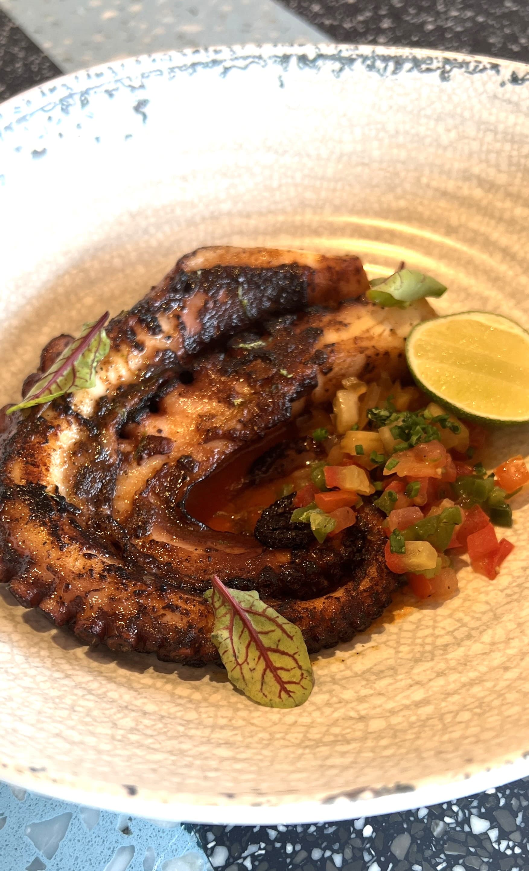 「BBQ Octopus」的莎莎醬成功襯托出炭烤八爪魚的甜味與香氣。(港幣268元/份,約NT$1,067)