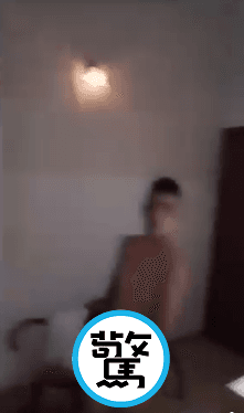 人妻掌握到老公與老爸的性愛影片。（翻自《El Tiempo》）