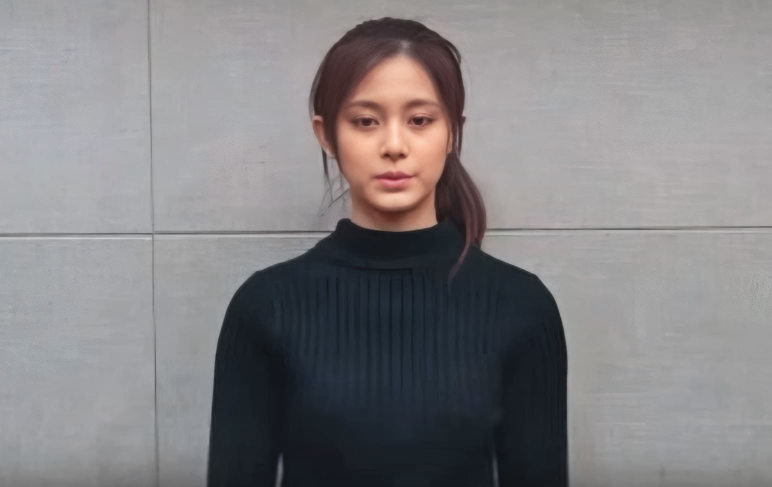2016年1月15日，JYP娛樂公布周子瑜道歉影片，年僅16歲的她在鏡頭前為揮舞中華民國國旗一事表態，引發台灣社會強烈反彈。（翻攝自JYP YOUTUBE）