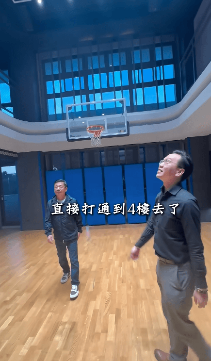 彰化縣議長謝典林開箱自家豪宅,家中竟有一座籃球場。(翻攝自億百豪森 YT頻道)