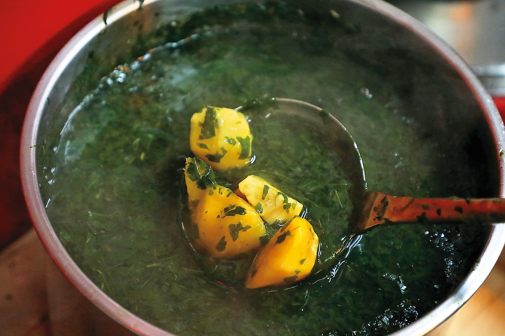 這鍋夏季限定的「蔴薏湯」,裡頭加了小魚、地瓜,喝來苦甘,是大人的味道。(60元/碗)