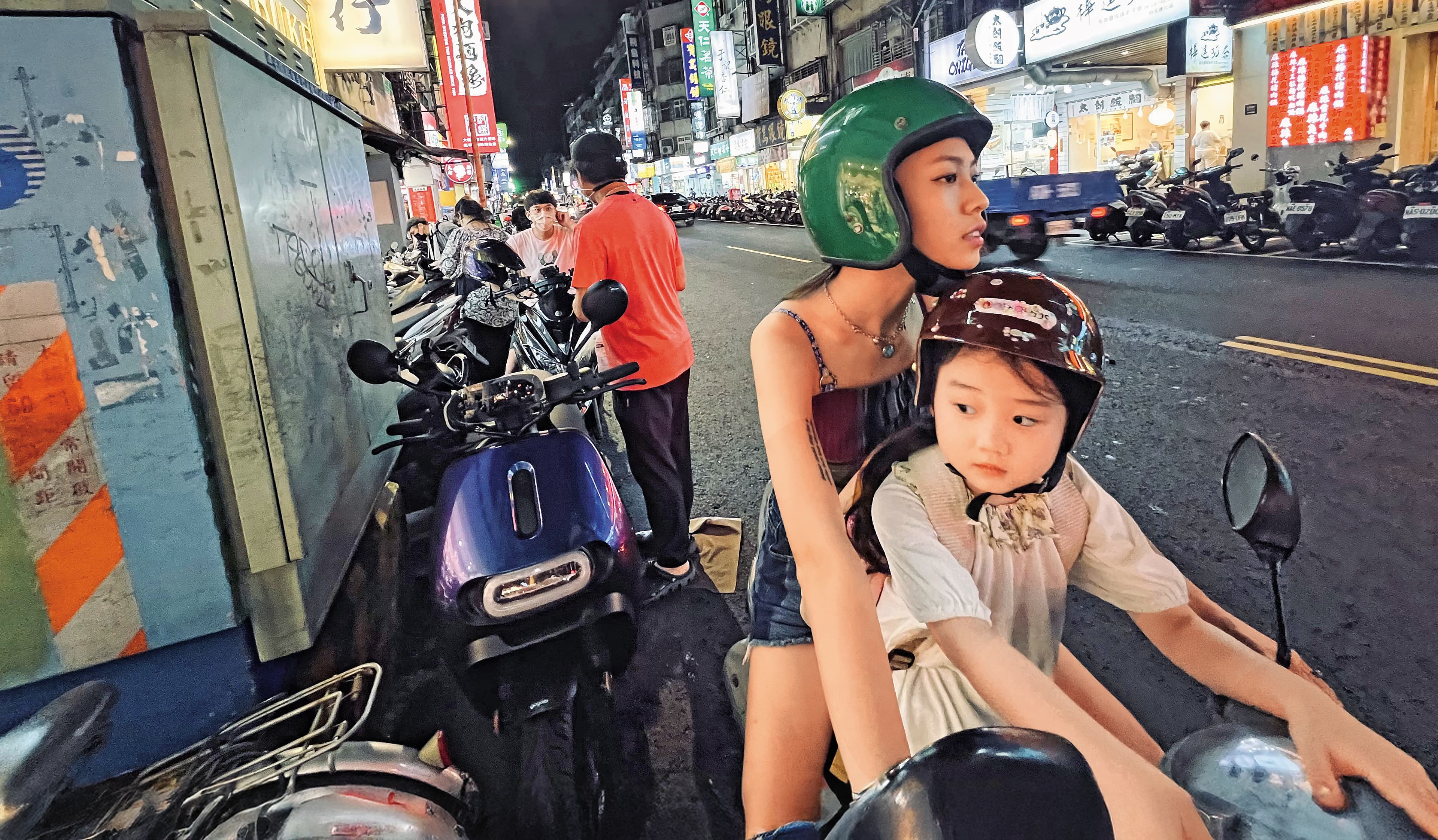 《左撇子女孩》描述蔡淑臻飾演的單親媽媽,帶著馬士媛(右二)和葉子綺(右一)飾演的女兒,在台北夜市擺攤討生活。(光年映畫提供)