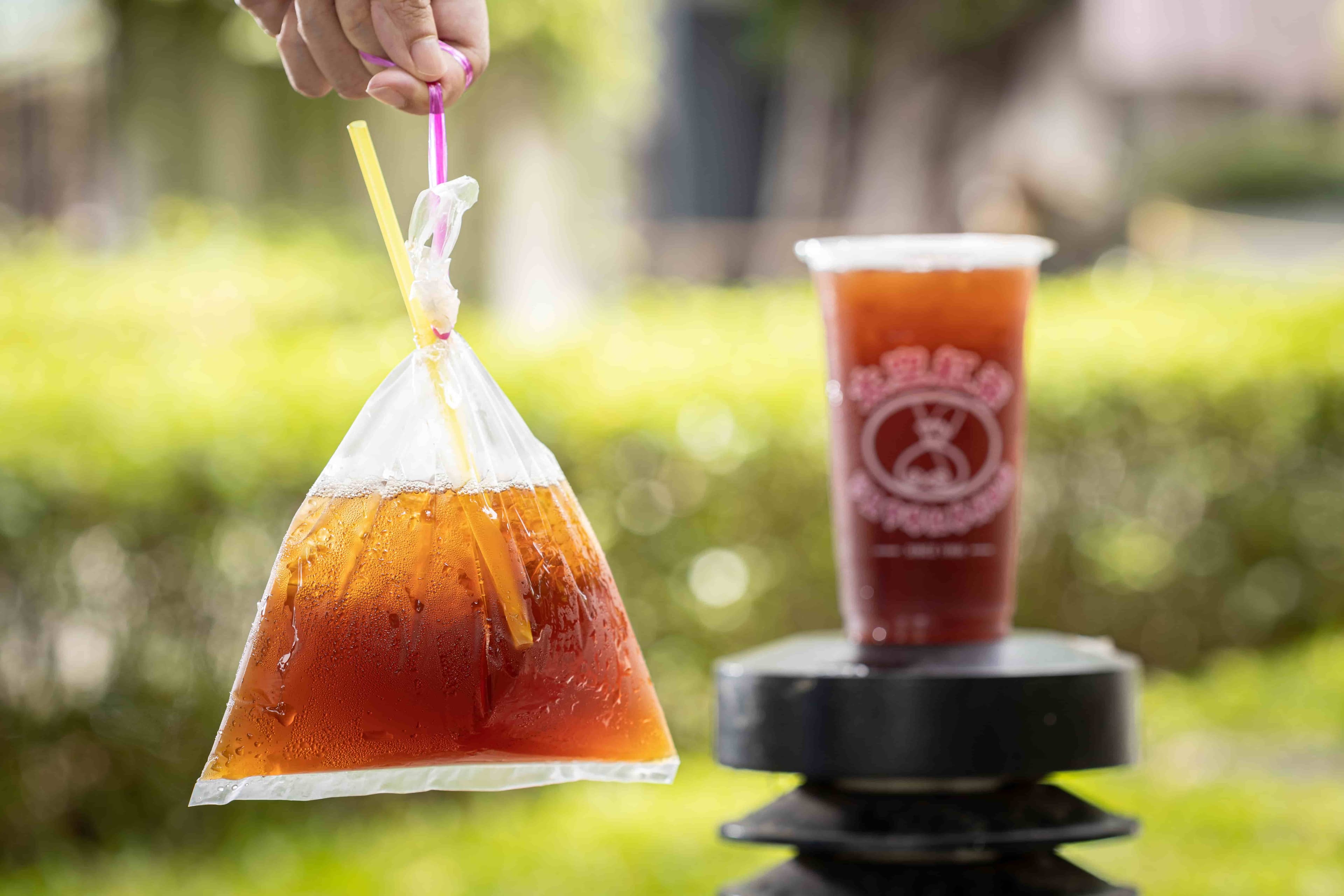 「太空紅茶冰」的紅茶可以選擇杯裝或者傳統可愛的手提袋裝。(25元/大杯)