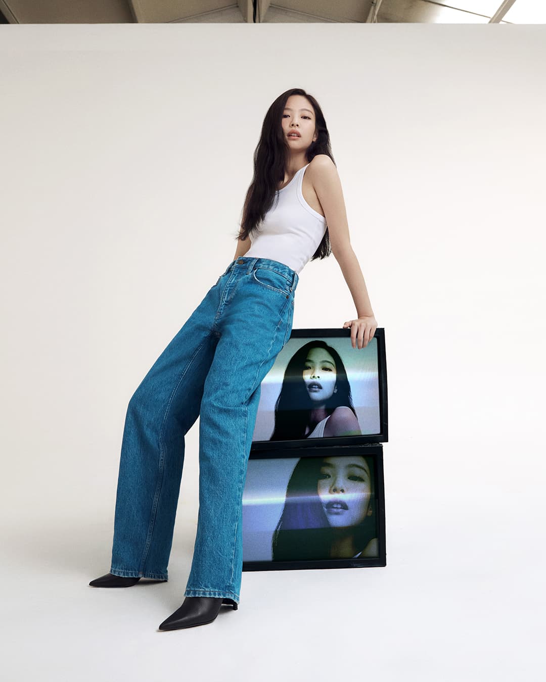 JENNIE選穿綿質Contour羅紋背心搭配高腰90 s寬鬆牛仔褲,時尚舒適。(Calvin Klein提供)