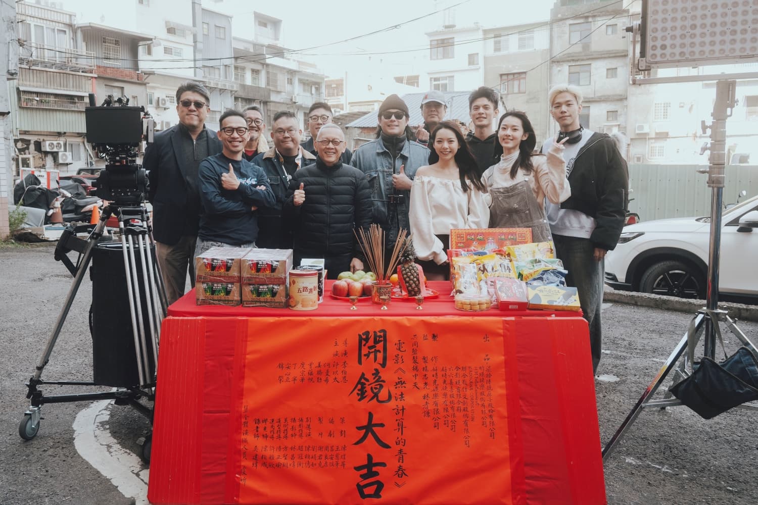 《無法計算的青春》日前舉辦開鏡儀式，林孝謙（左4）擔任監製。（柒拾陸號原子提供）