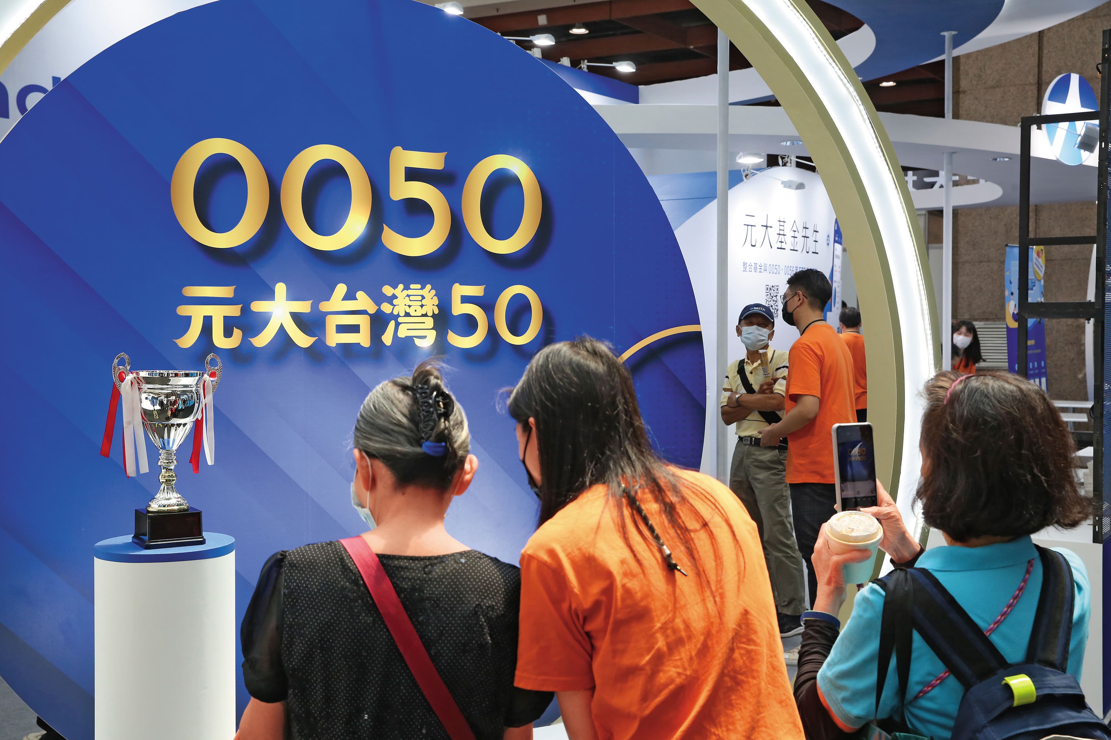 進入職涯最忙碌階段,30歲之後的勳仔將個股全部轉成0050,且有錢就買、只進不出。