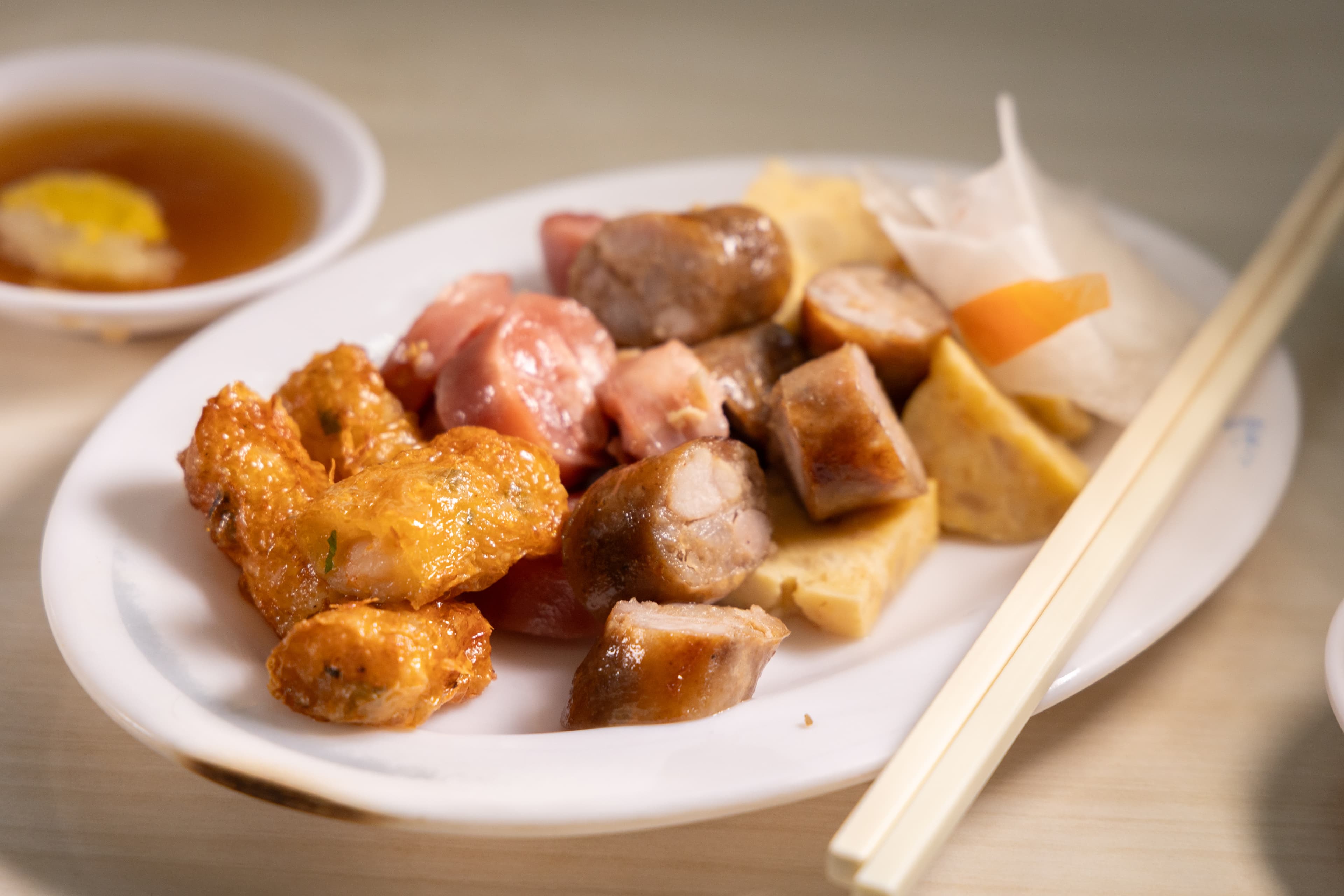 阿財專賣各種香腸熟肉,菜單上的粉腸、香腸、糯米大腸、米血和蟹圓、蝦捲都是自製。(蝦捲40元/份、粉腸30元/份、香腸30元/份、糯米大腸30元/份、米血20元/份、蟹圓30元/份)