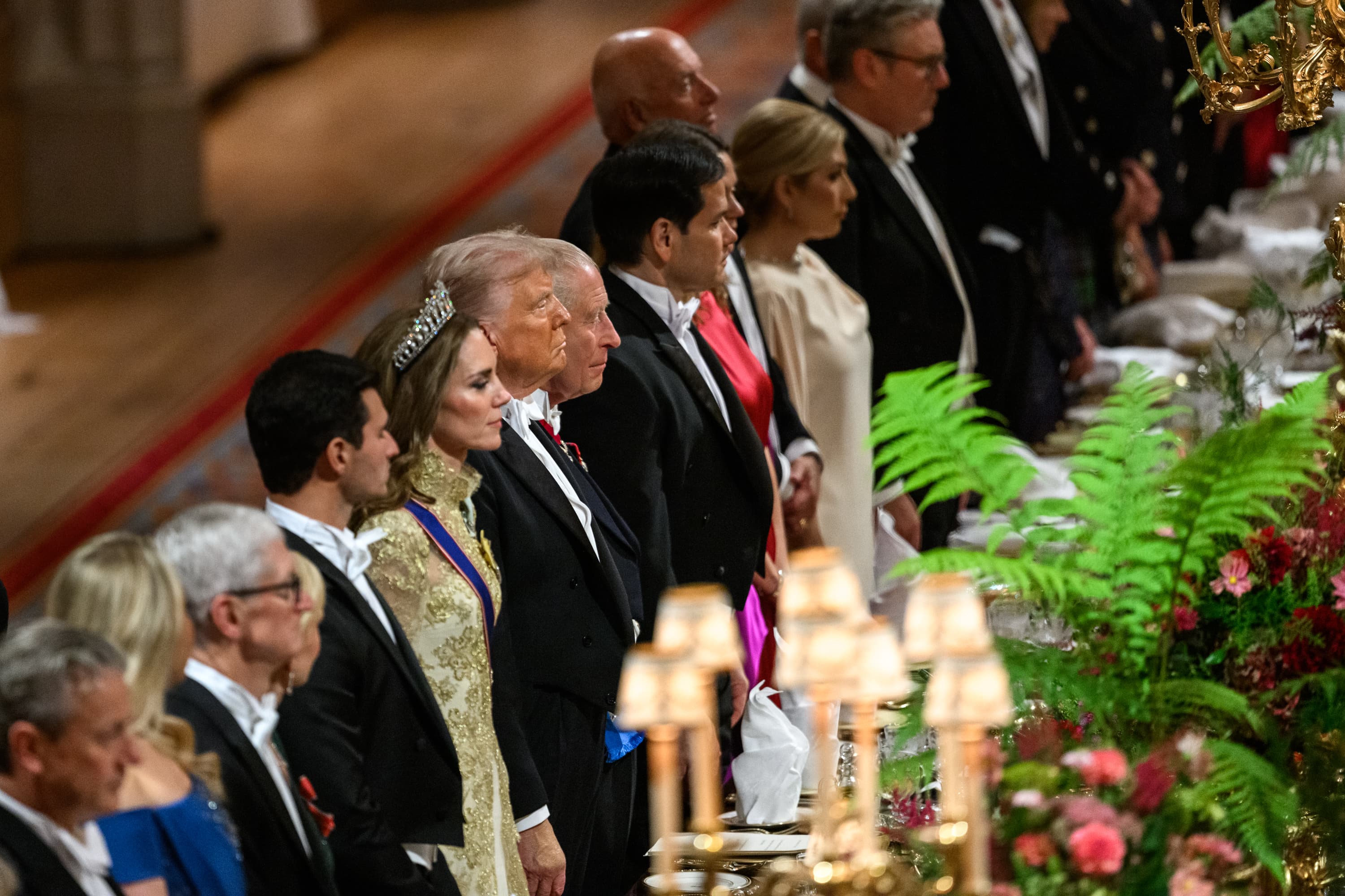 查爾斯三世、川普坐最中間,川普身旁坐凱特王妃。(翻攝X@WhiteHouse)