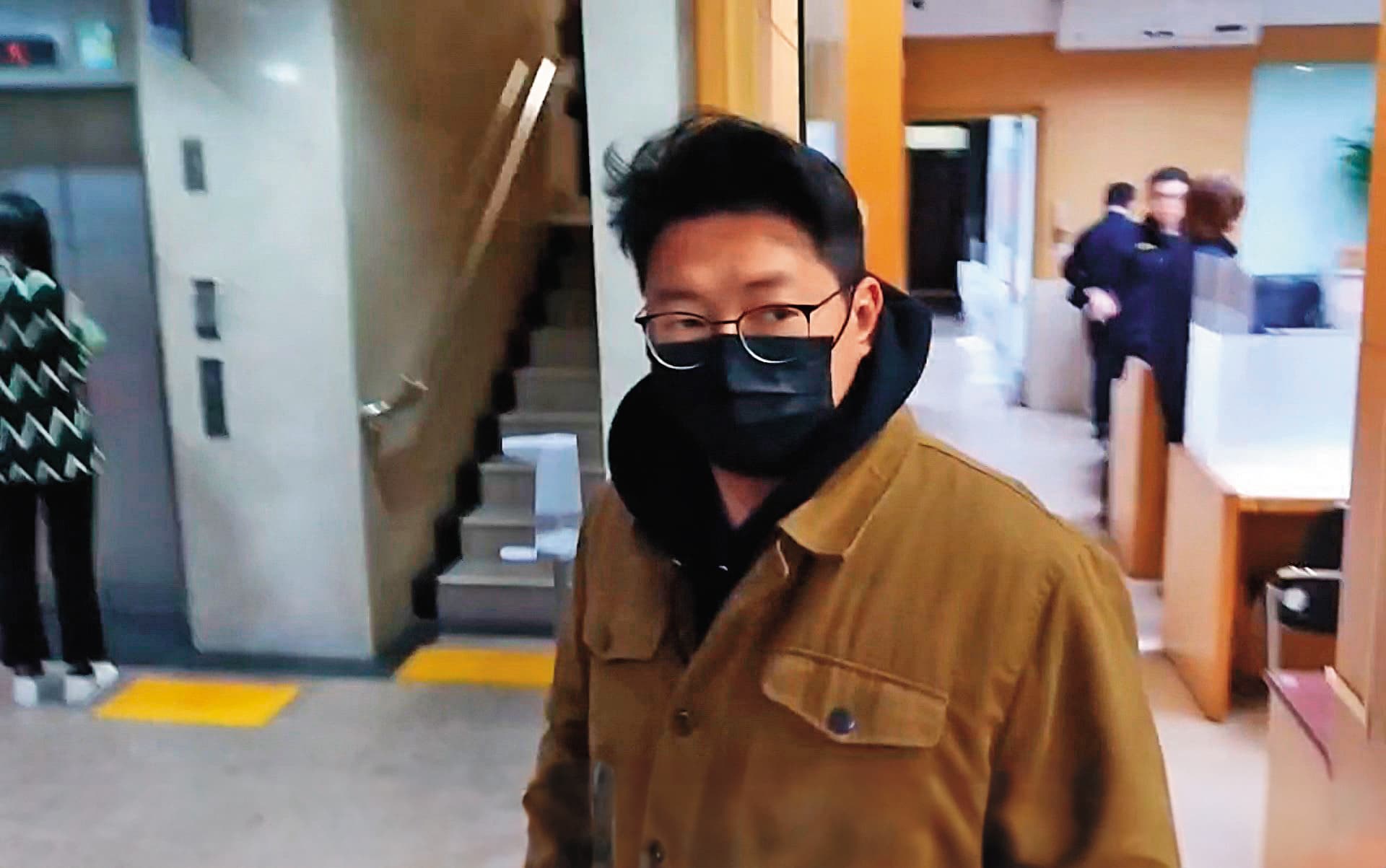 船長兒子鍾佳汶(圖)也因助朱國榮逃亡,以10萬元交保。(鏡新聞提供)