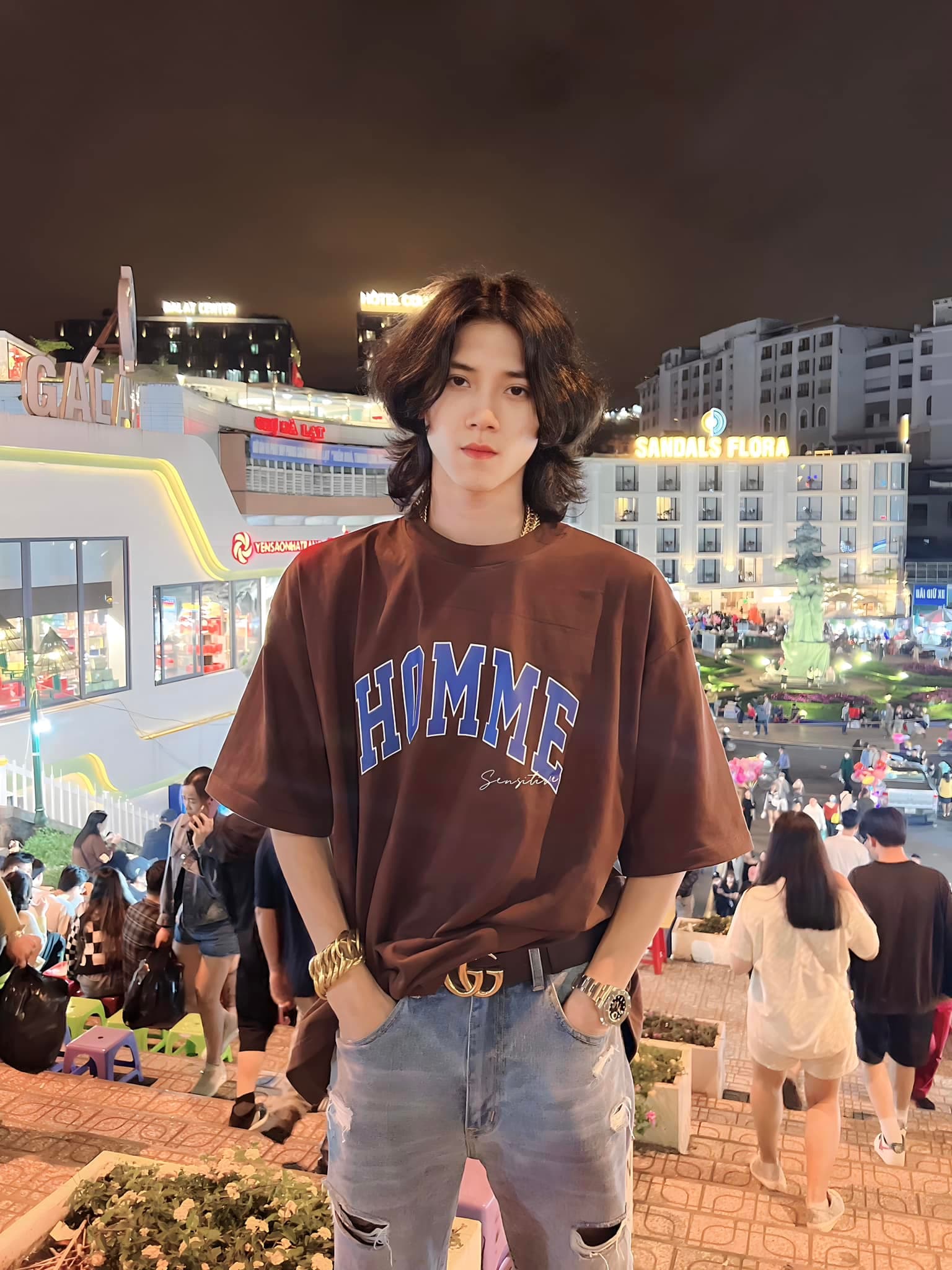 網紅Beer在片中多次向曾被他開口借錢或求助的長輩與好友致歉,承認當時因走投無路而顯得自私。(翻攝自อนุสรณ์ โพธิ์ทอง臉書)