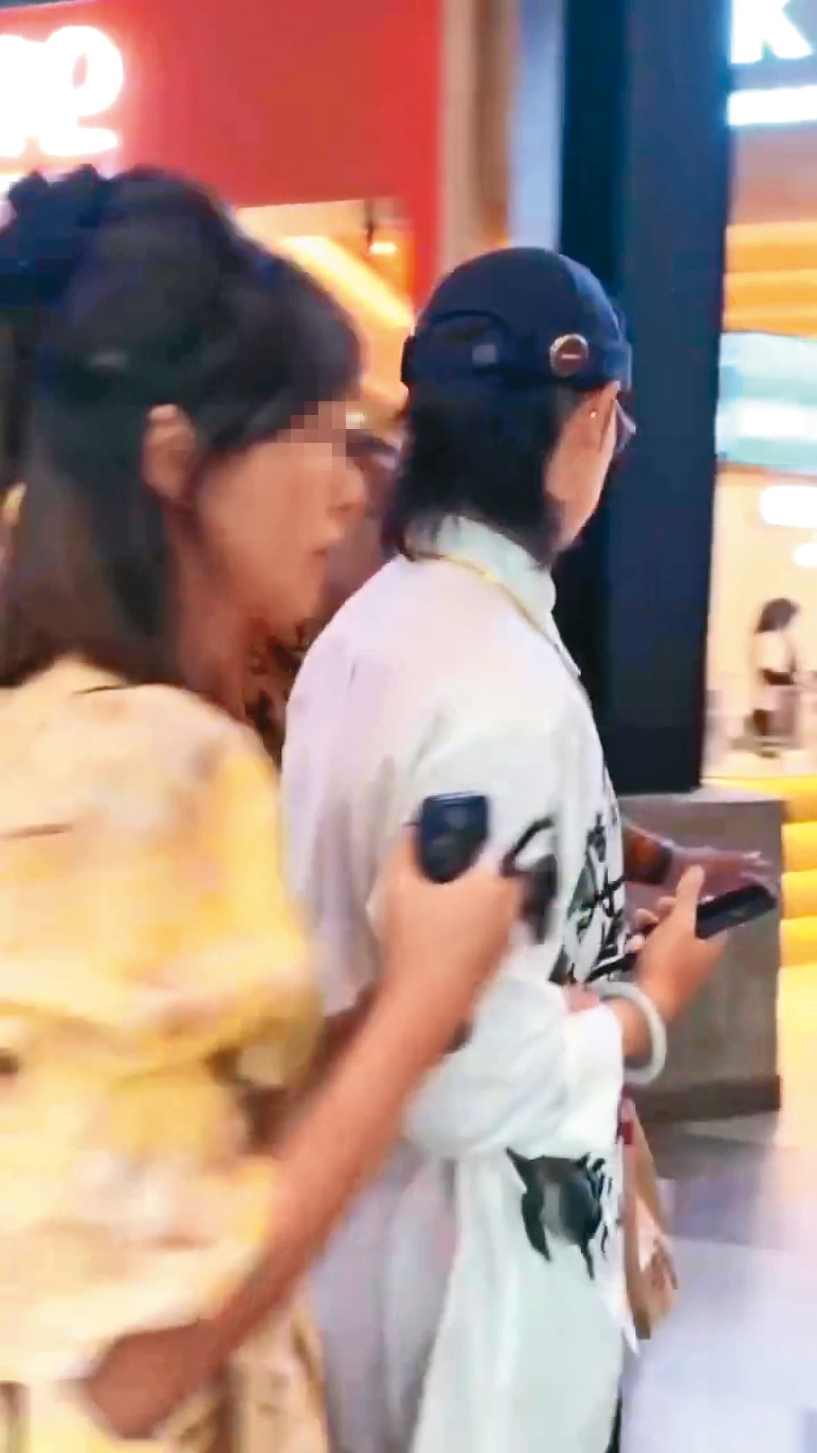 吳建豪(右)與傳是新歡的女伴(左)勾手逛商場,被讚毫無架子。(翻攝自surabayago IG)