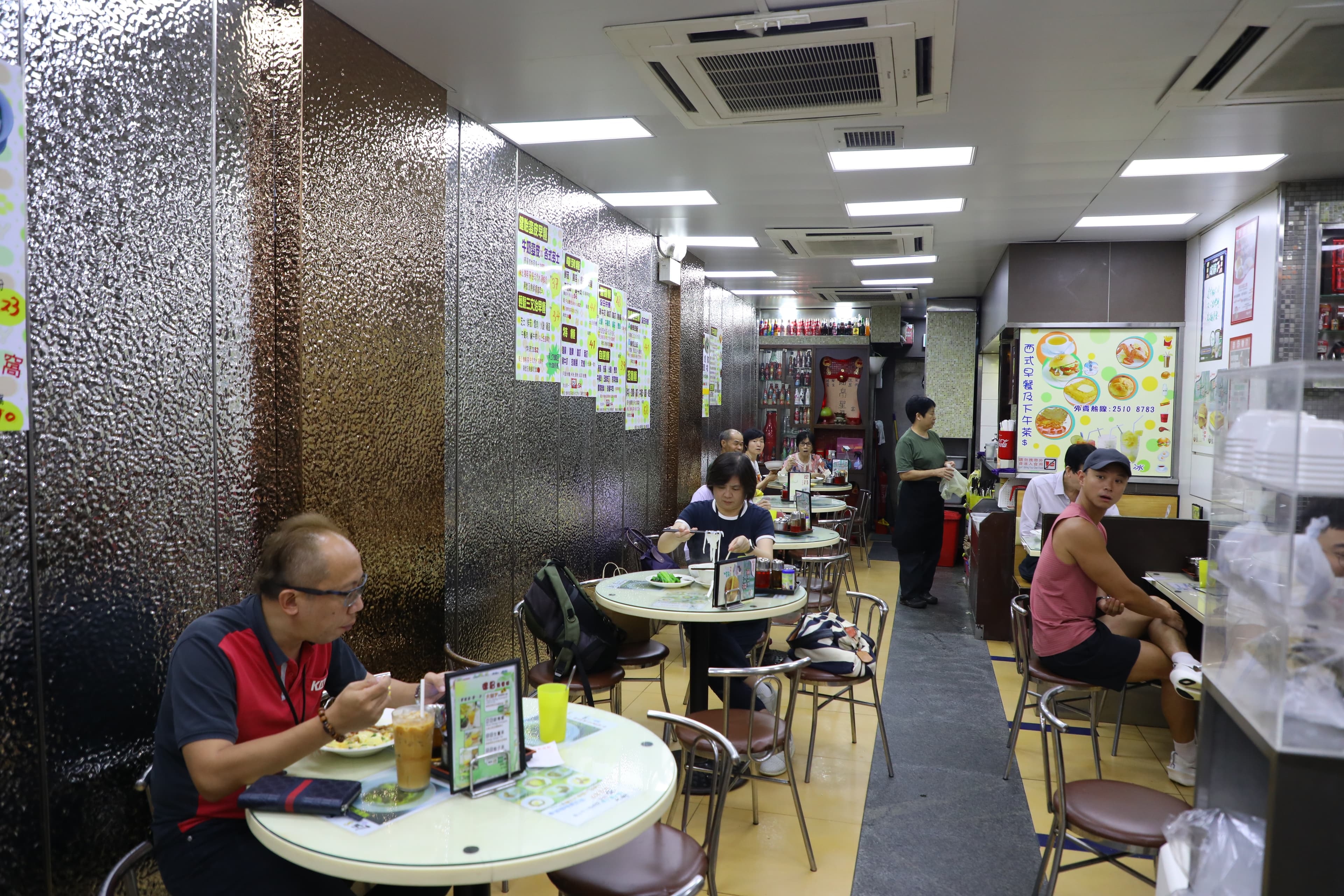時近午餐時間,德昌魚蛋粉的每張餐檯都坐了人。