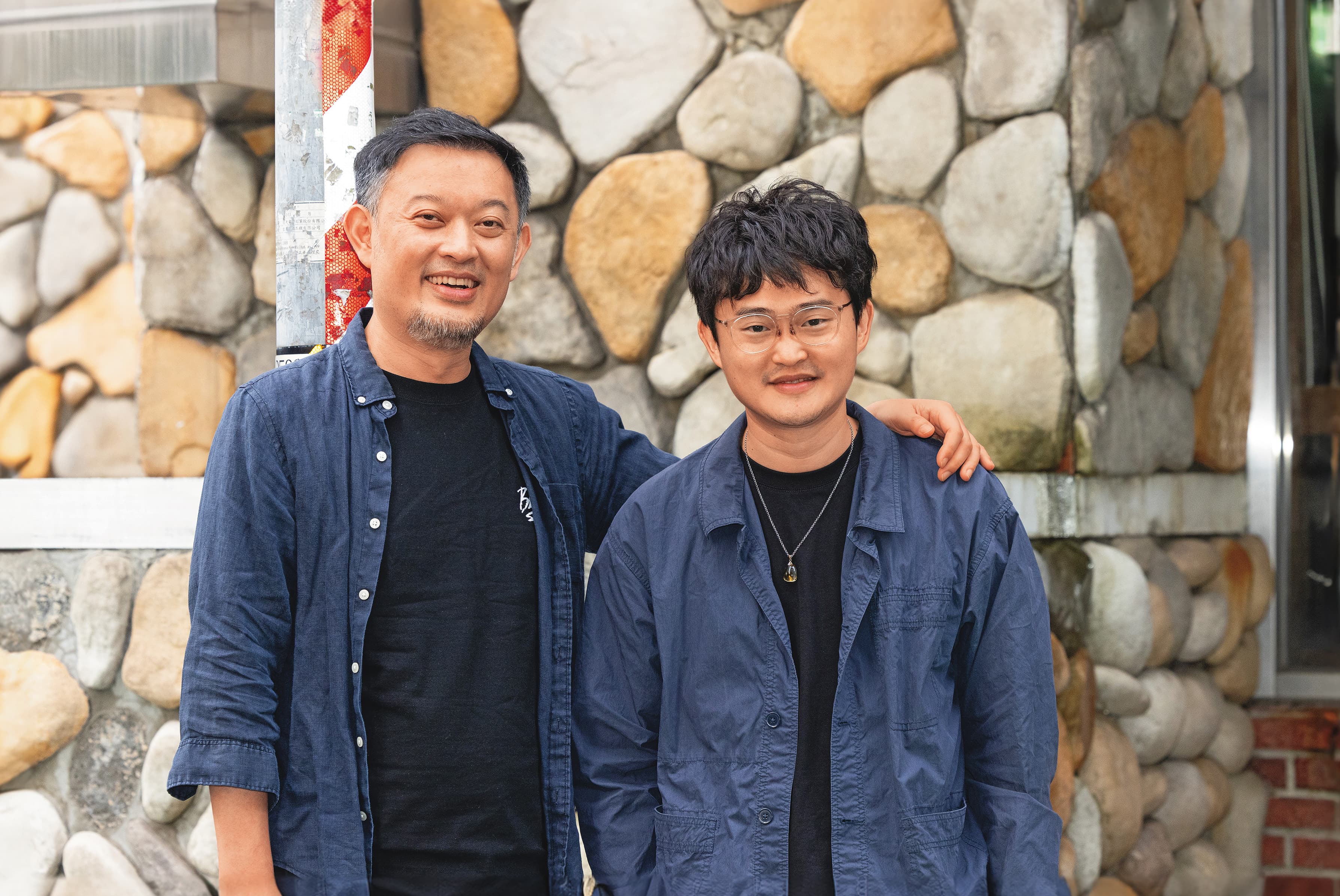 導演謝駿毅(左)與視效總監嚴振欽(右)合作將漫畫家伊藤潤二作品轉化為真人影集。