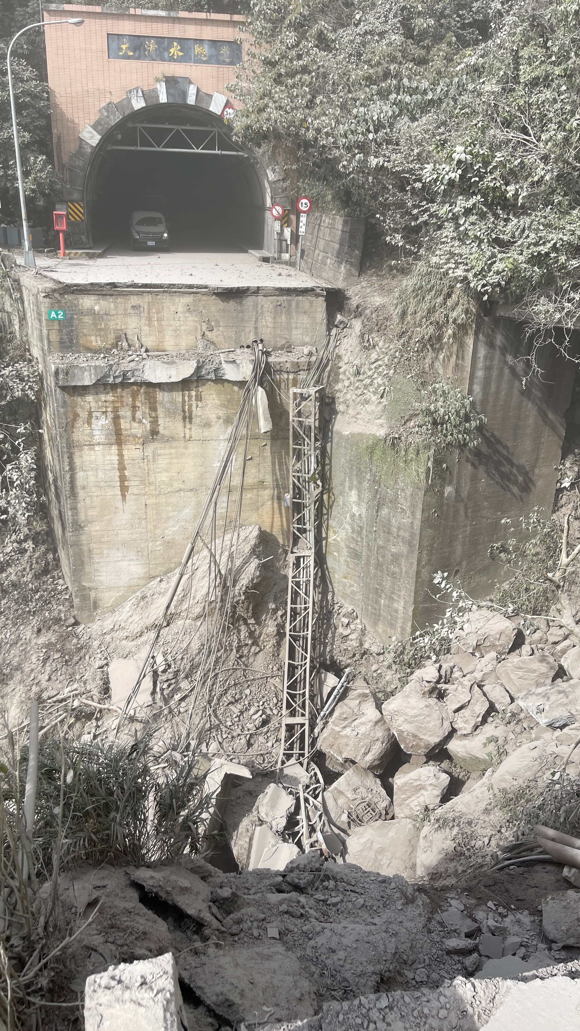 花蓮強震造成蘇花公路大清水隧道外橋面崩塌,陸上交通一度中斷。(讀者提供)