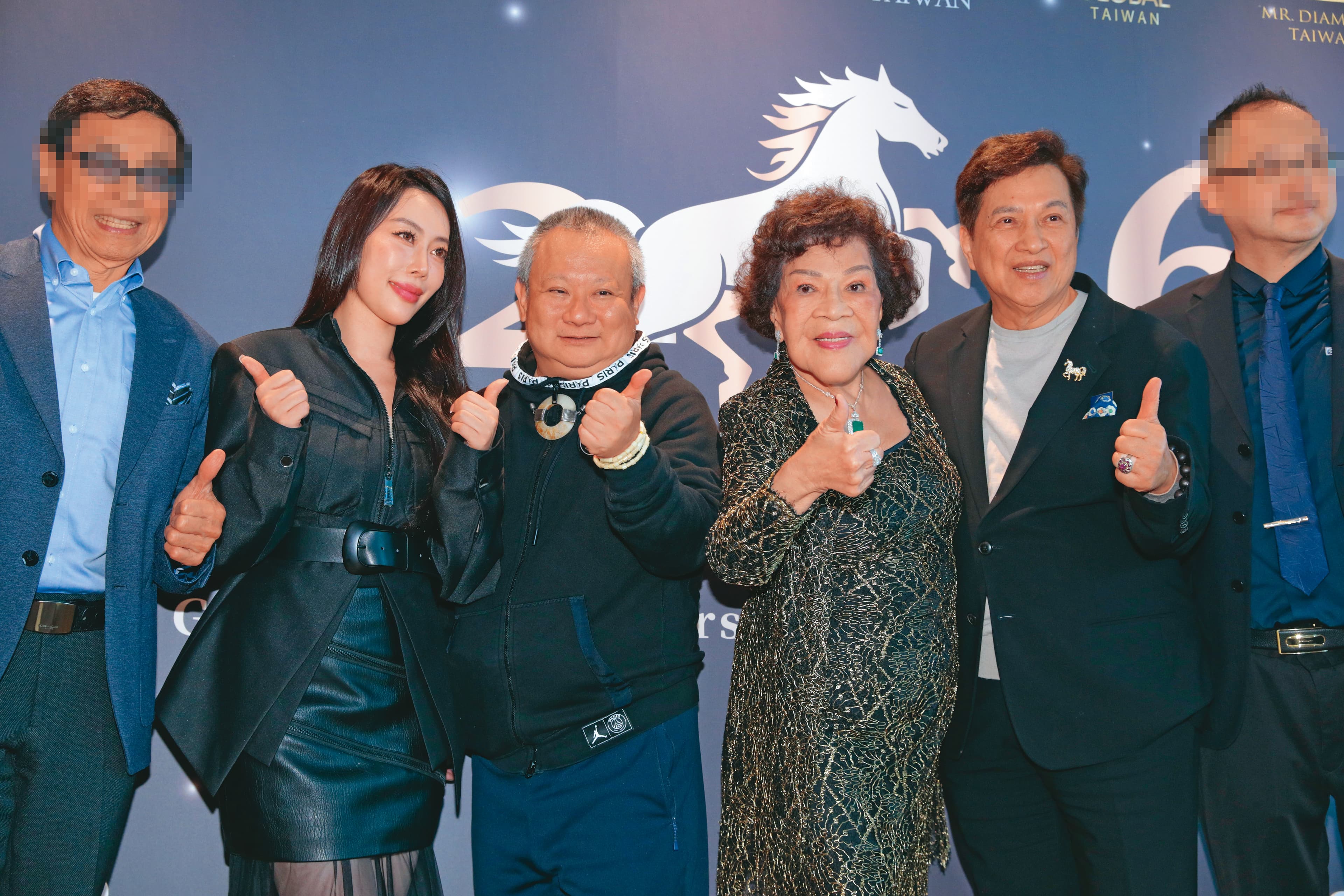 宣昶有(左三)成立選美協會,邀請周遊(右三)、李朝永(右二)合作,李雅楹(左二)則擔任會長。
