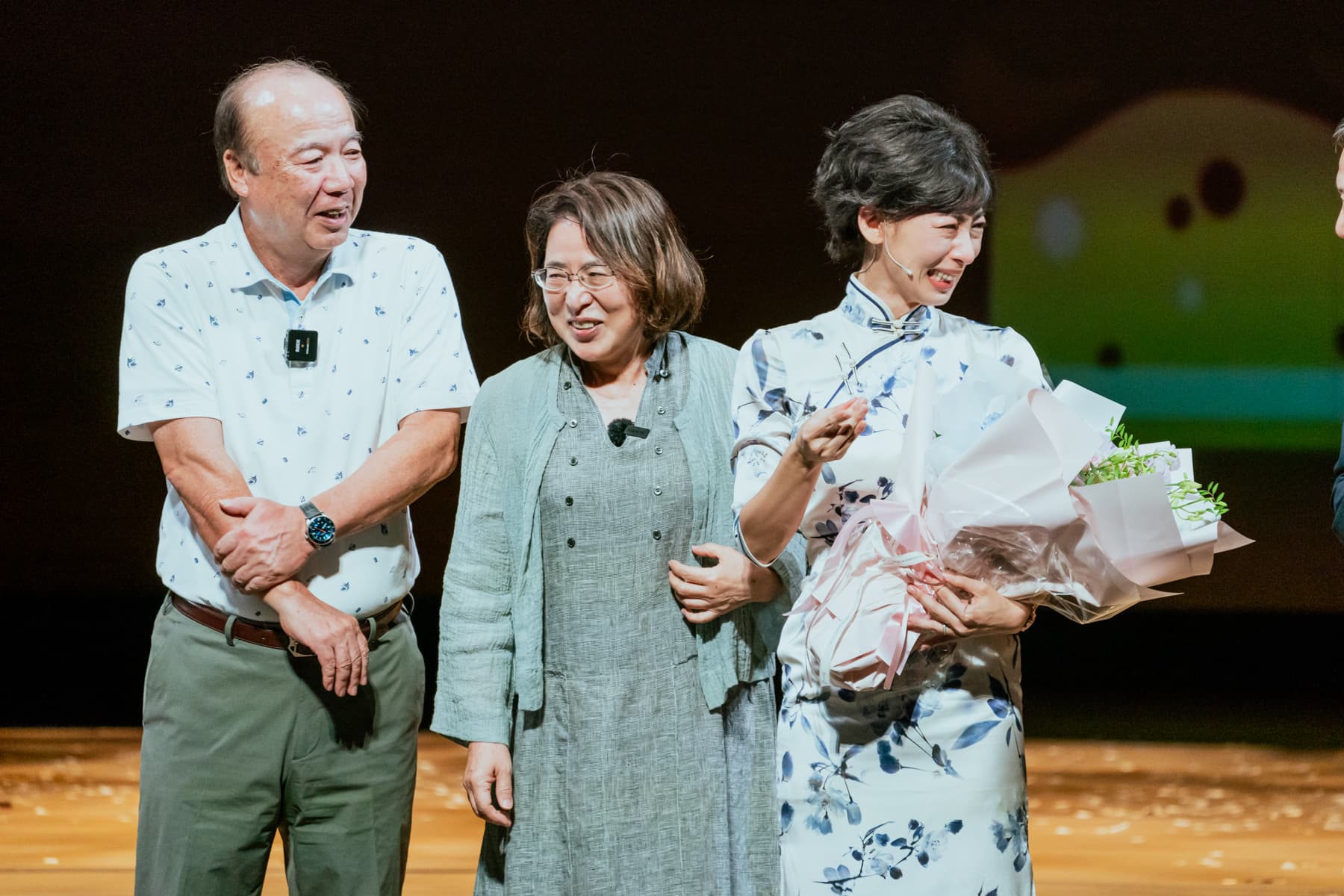 大久保麻梨子(右)過40歲生日,《時光の手箱:我的阿爸和卡桑》台上慶生,父母(左與中)秘密登台獻花。(圖:財團法人影想文化藝術基金會提供)