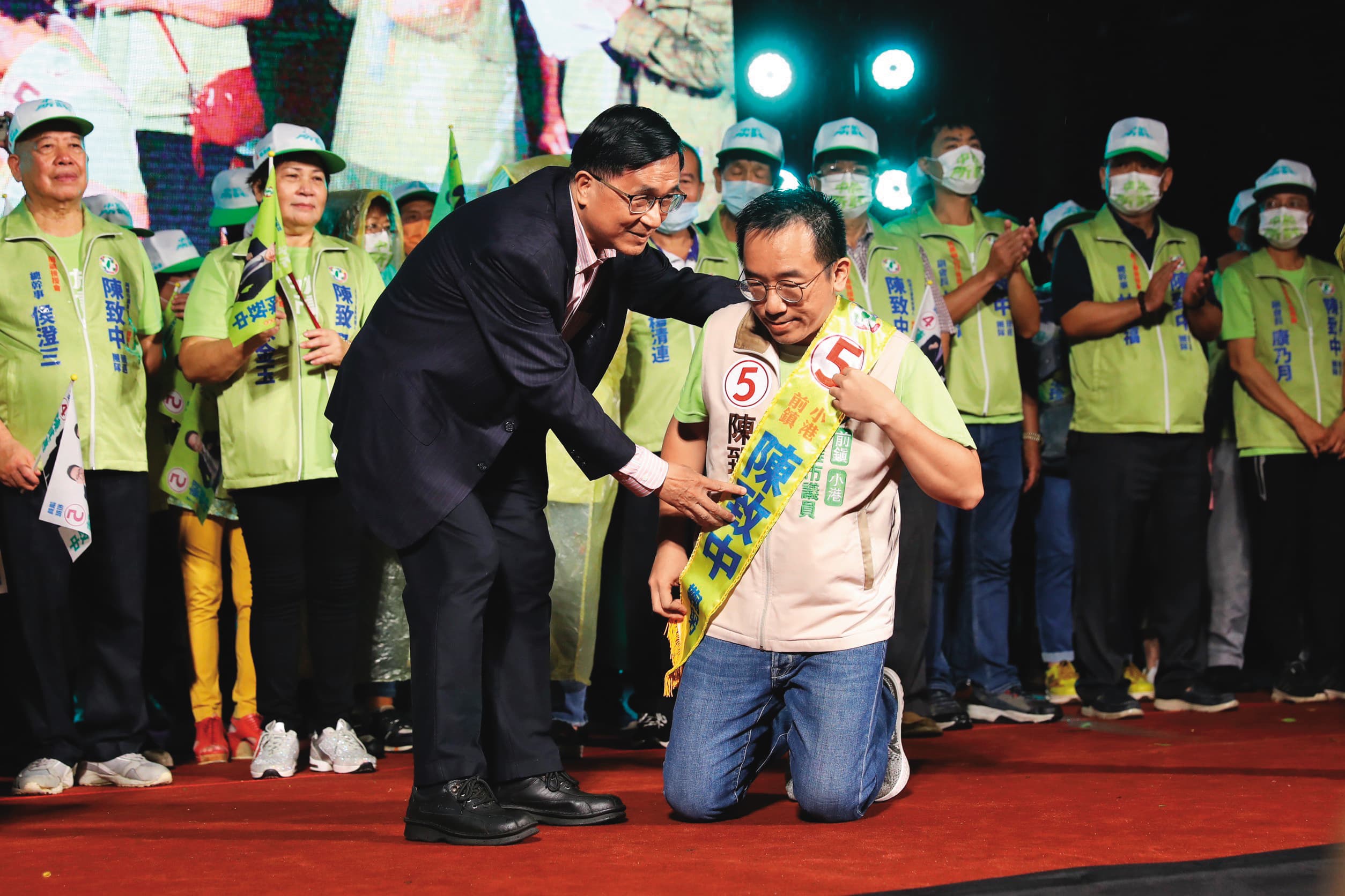 陳水扁（左）在長子陳致中（右）2022年參選高雄市議員時站台助選。