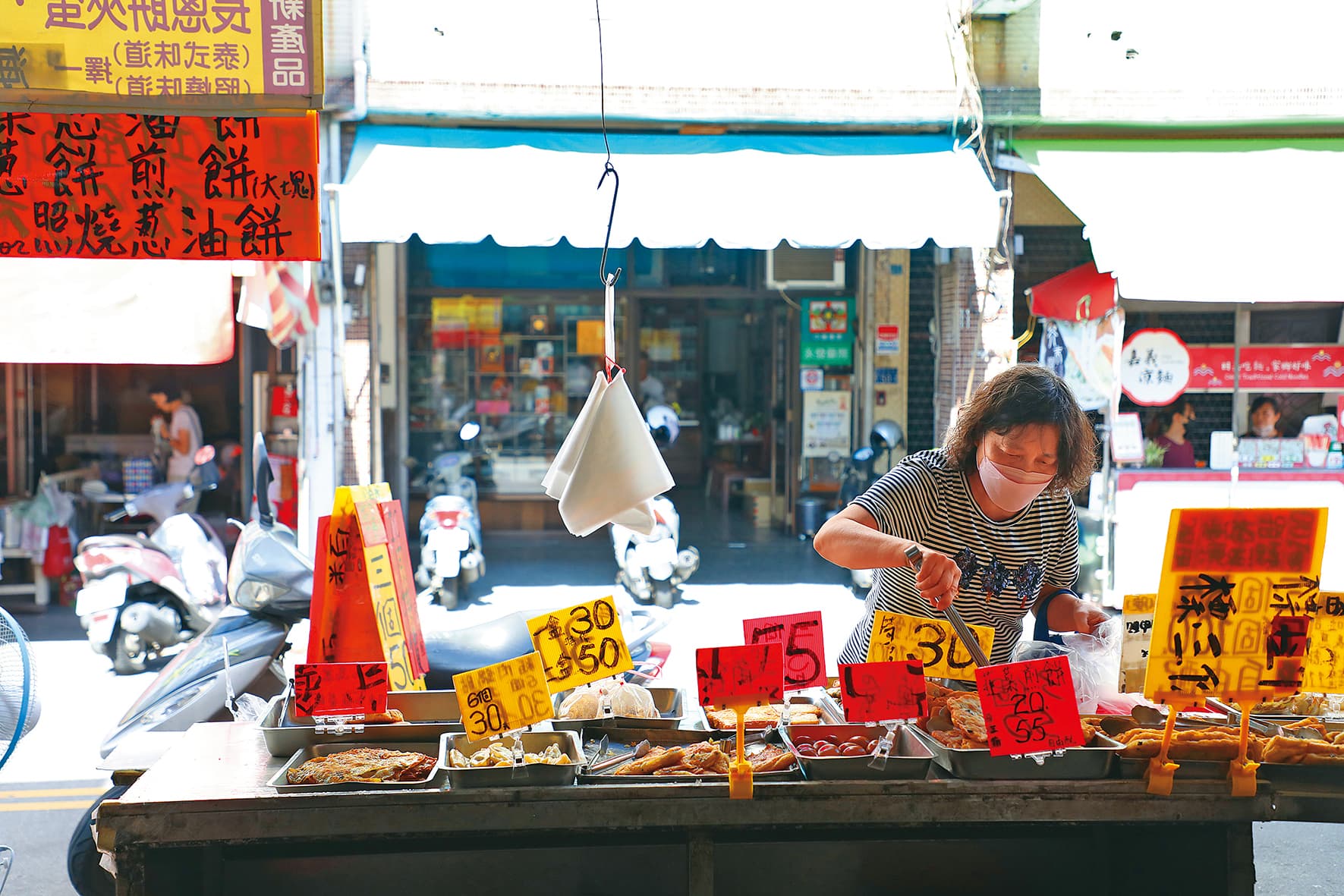 樂群早餐店是自助式取餐,所有早點都擺在攤上,自己拿塑膠袋裝,然後結帳,可外帶,也可以坐下來吃,非常方便。