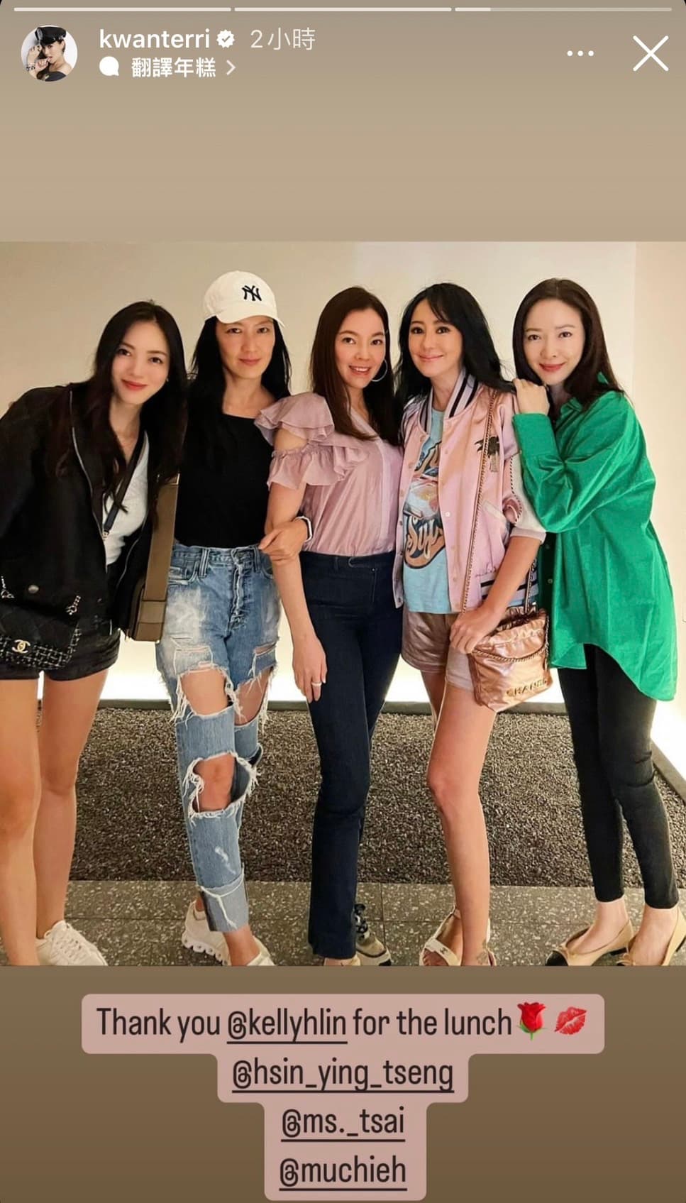 曾馨瑩(中)上週過生日,與好友林牧潔(左起)、林熙蕾、蔡依倫(右起)、關穎聚餐。(翻攝關穎IG)