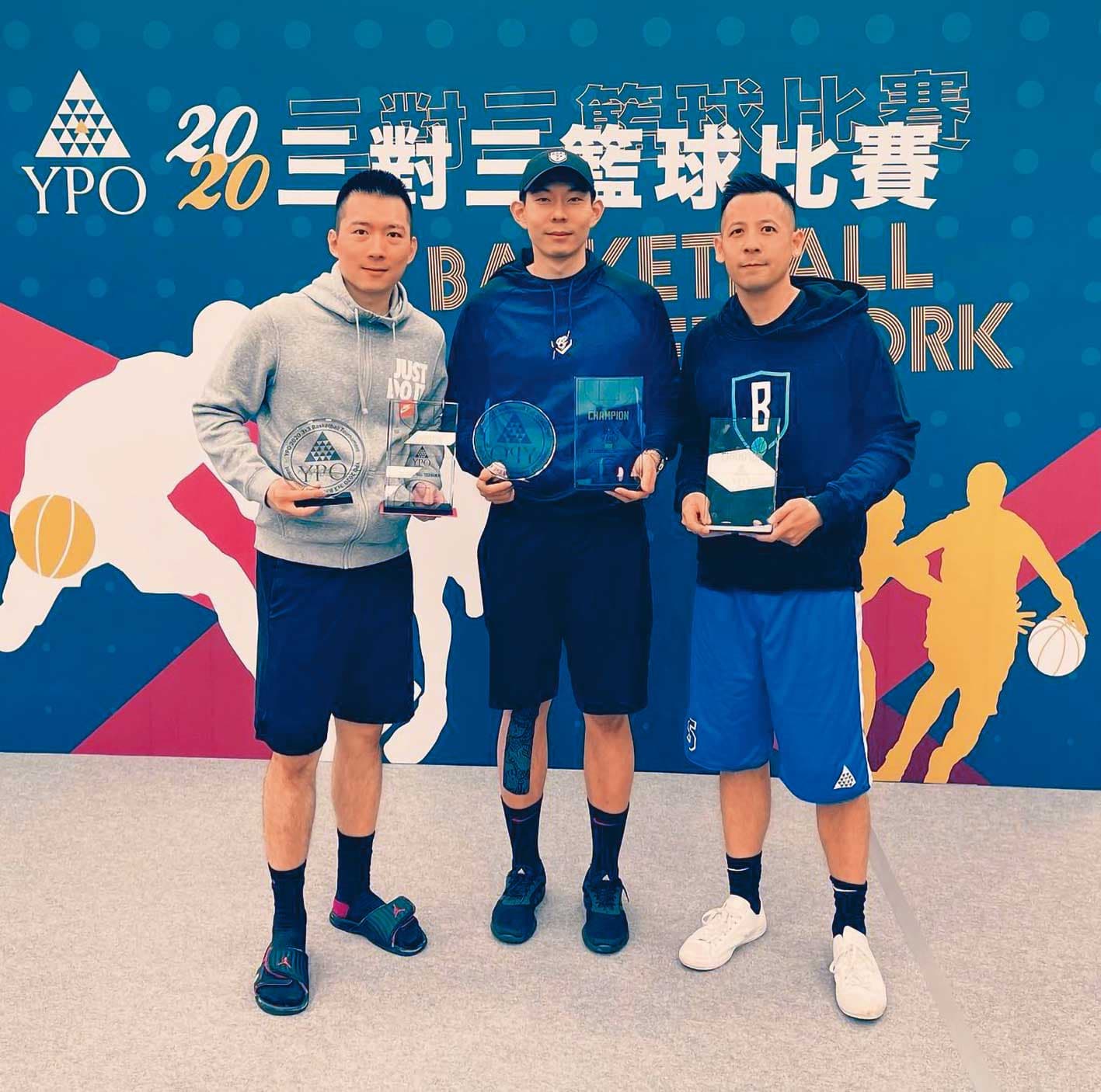 蔡承儒(左)、蔡承道(中)堂兄弟倆都喜愛運動,先後擔任富邦娛樂董事長。(翻攝蔡承儒IG)