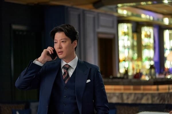 李東健低調帶著媽媽來台旅遊,卻在機場引起騷動。(Netflix提供)